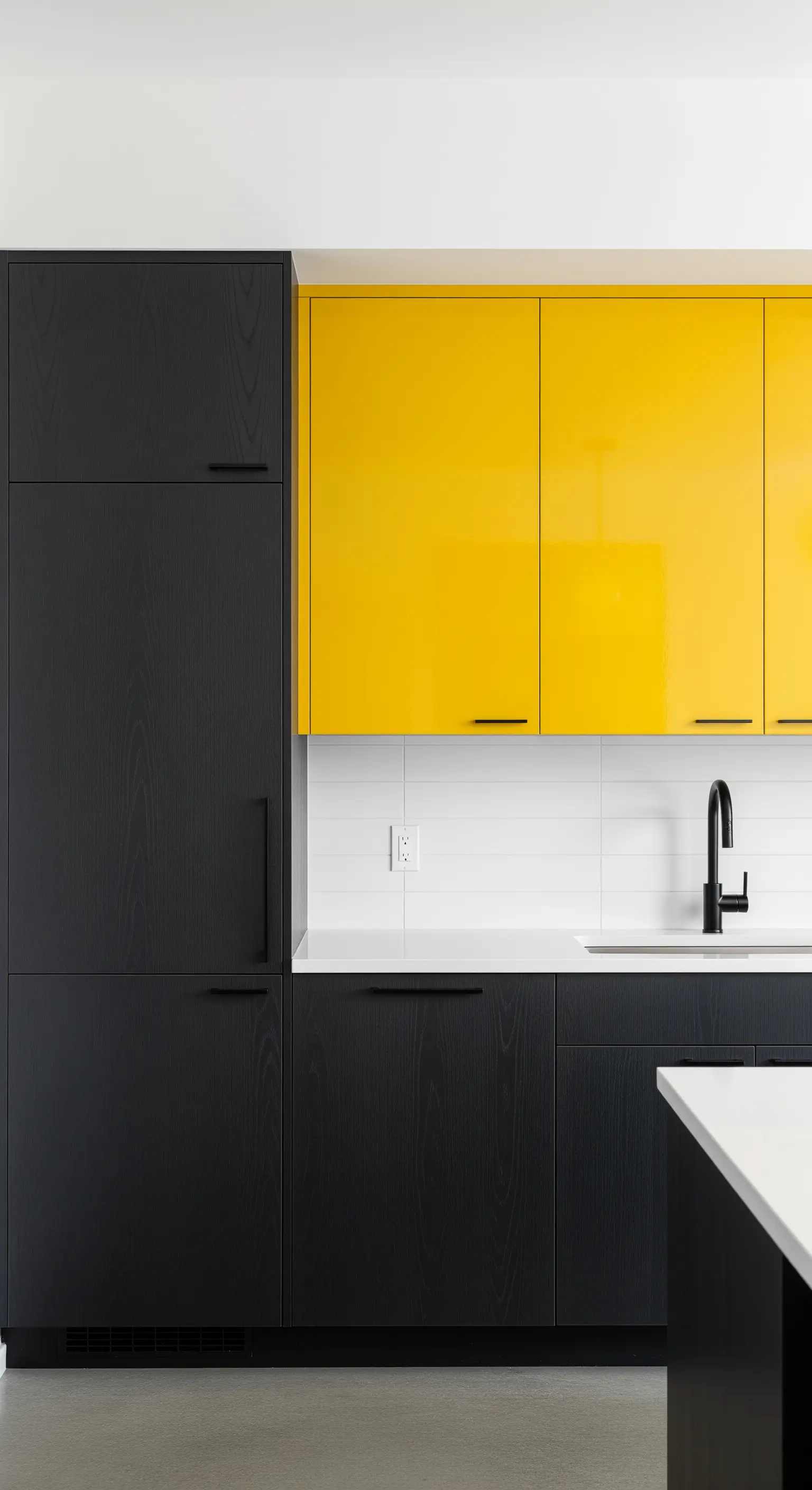 Cucina minimalista con mobili neri e pensili laccati in giallo acceso.