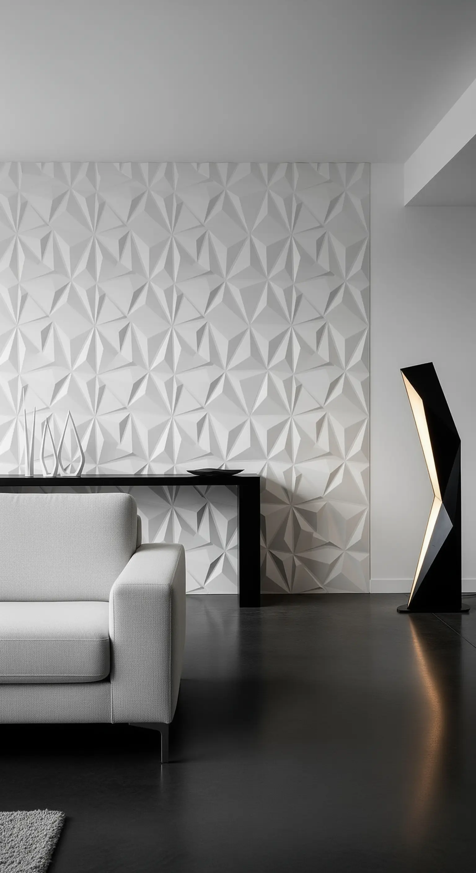 Parete bianca con pannelli 3D a motivo geometrico e una lampada di design nera.