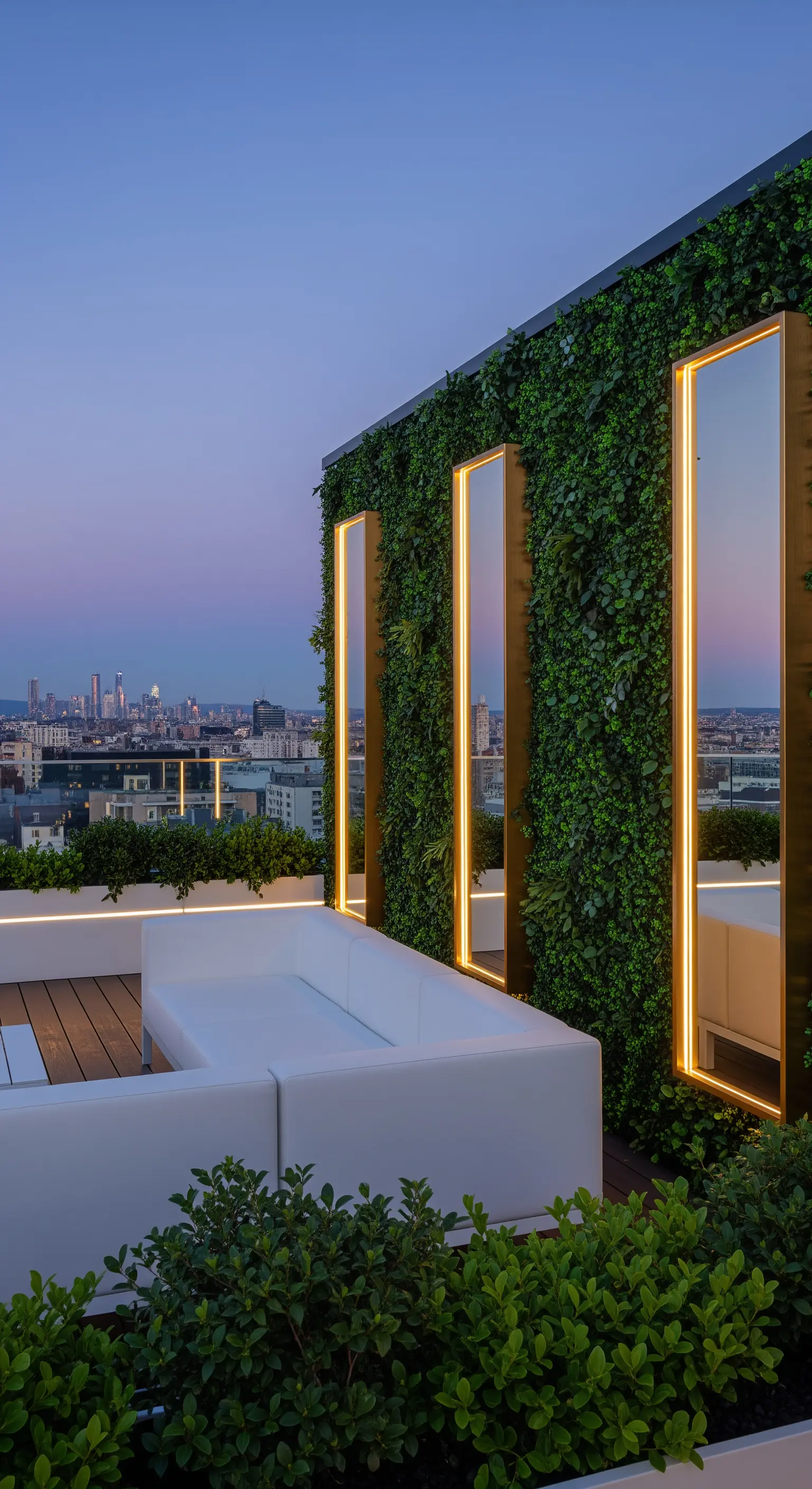 Terrazza con giardino verticale e tre specchi alti e stretti con illuminazione a LED integrata.