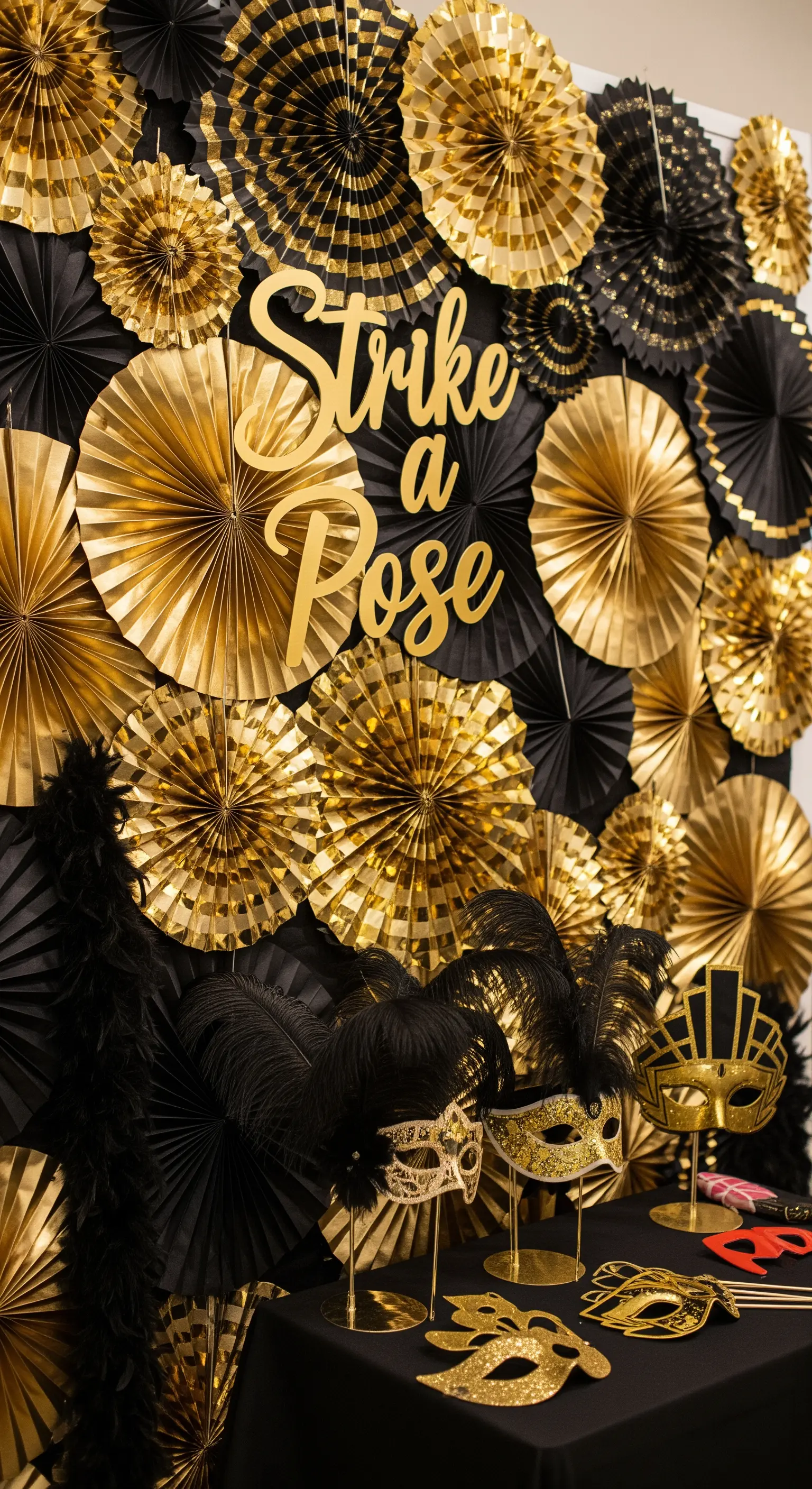 Sfondo per foto realizzato con ventagli di carta neri e oro, con maschere e piume.