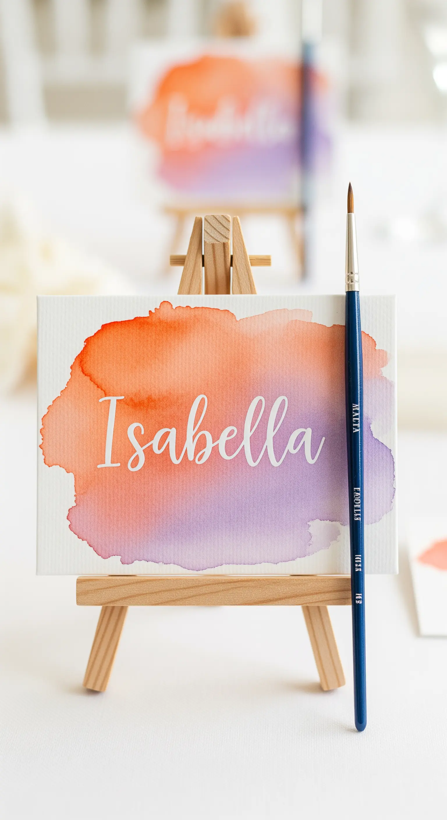 Mini cavalletto con tela dipinta ad acquerello come segnaposto personalizzato.