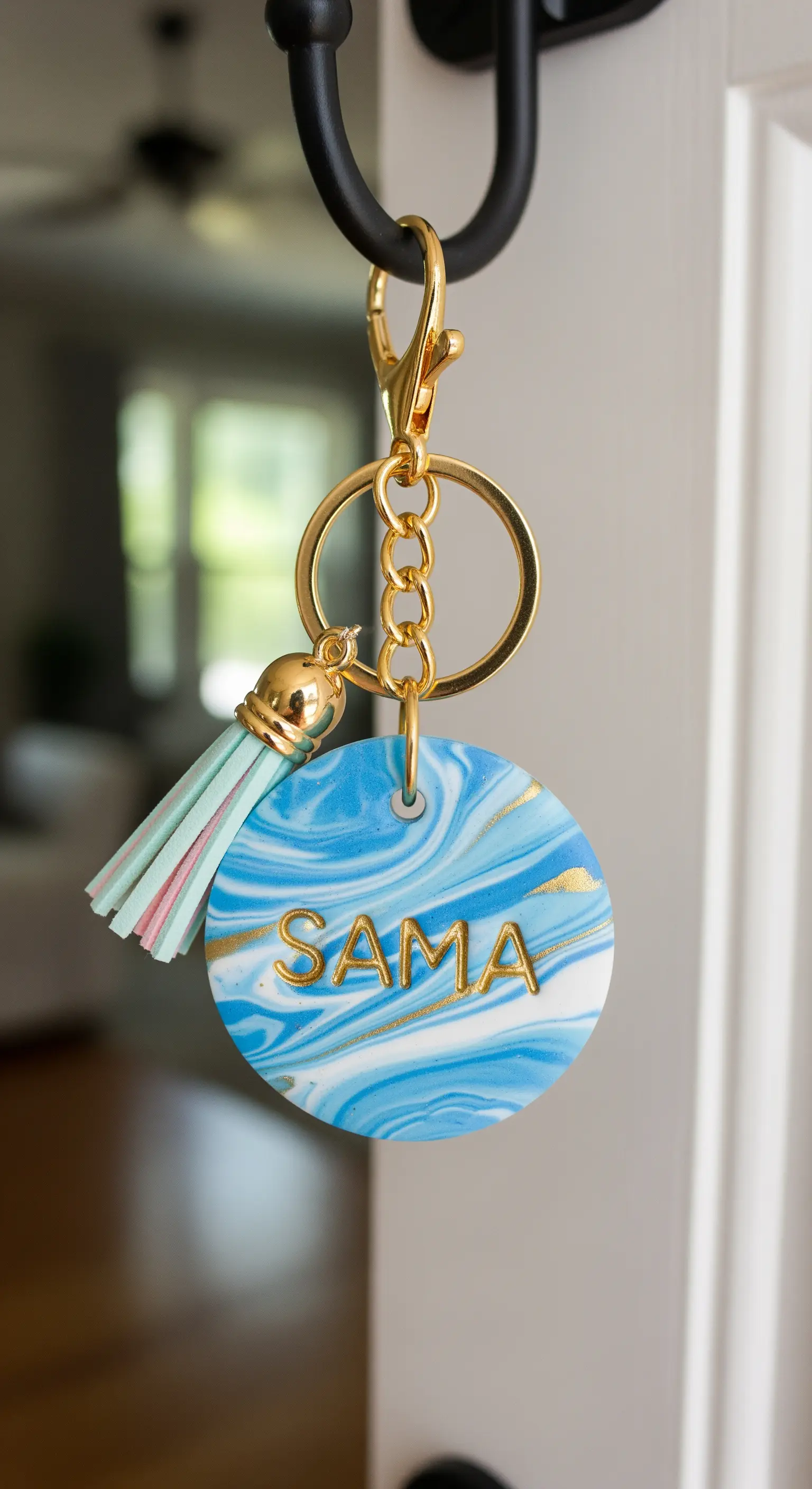 Portachiavi rotondo in argilla polimerica effetto marmo blu e bianco, con il nome Sama in oro.