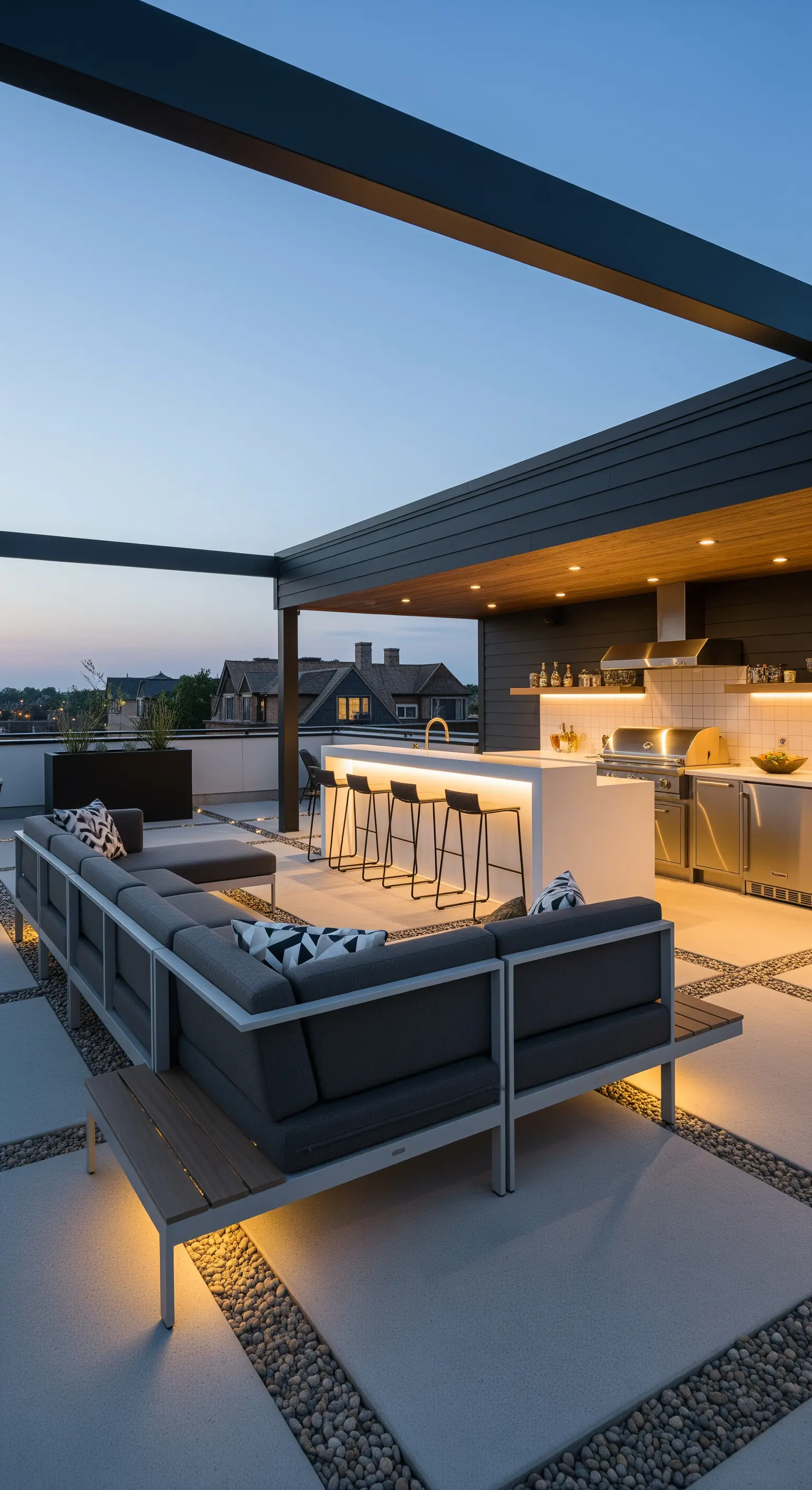 Rooftop con cucina esterna, divano modulare e illuminazione a LED integrata nel pavimento