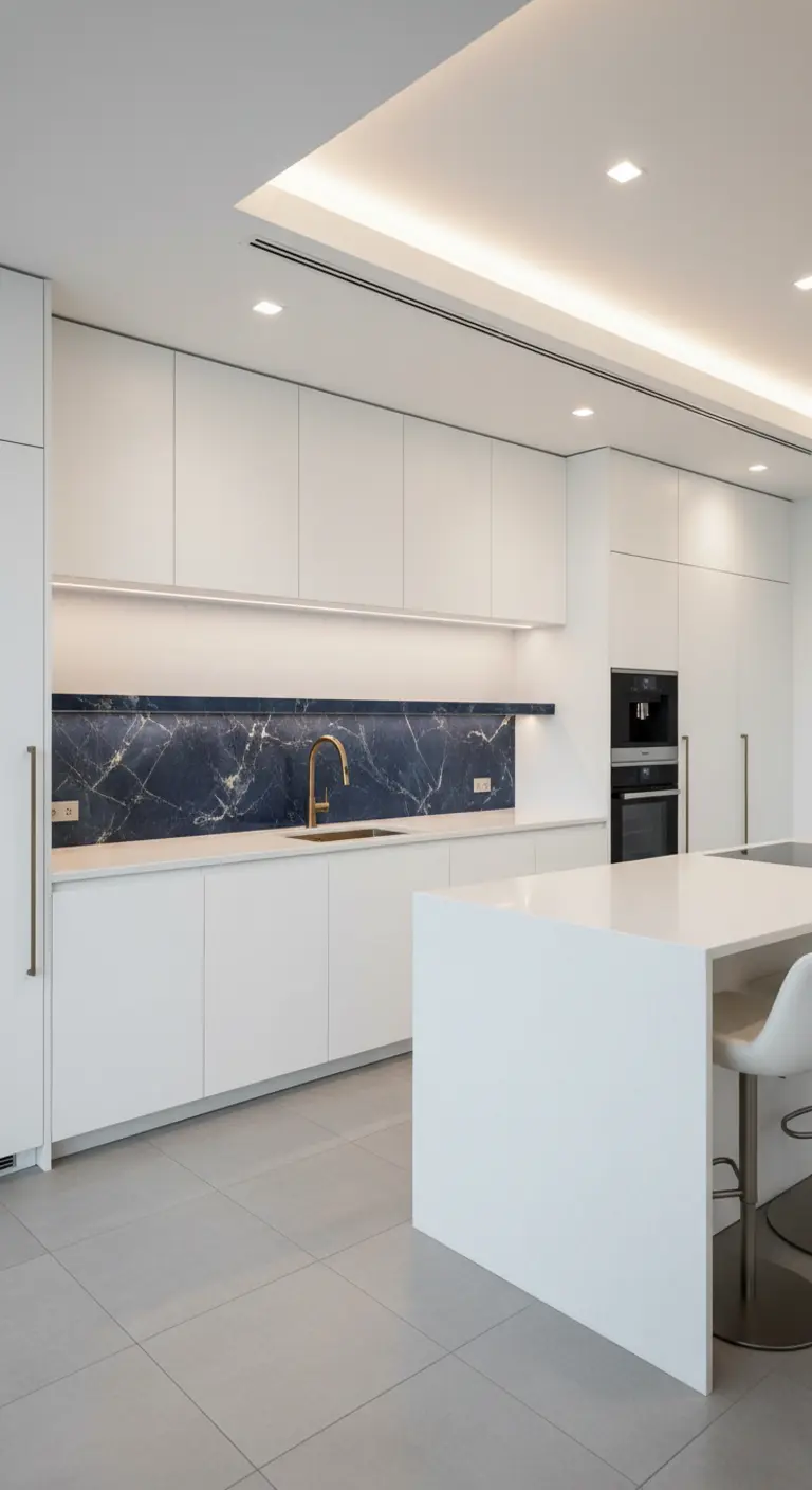 Cucina moderna total white con paraschizzi in marmo blu scuro e illuminazione integrata.