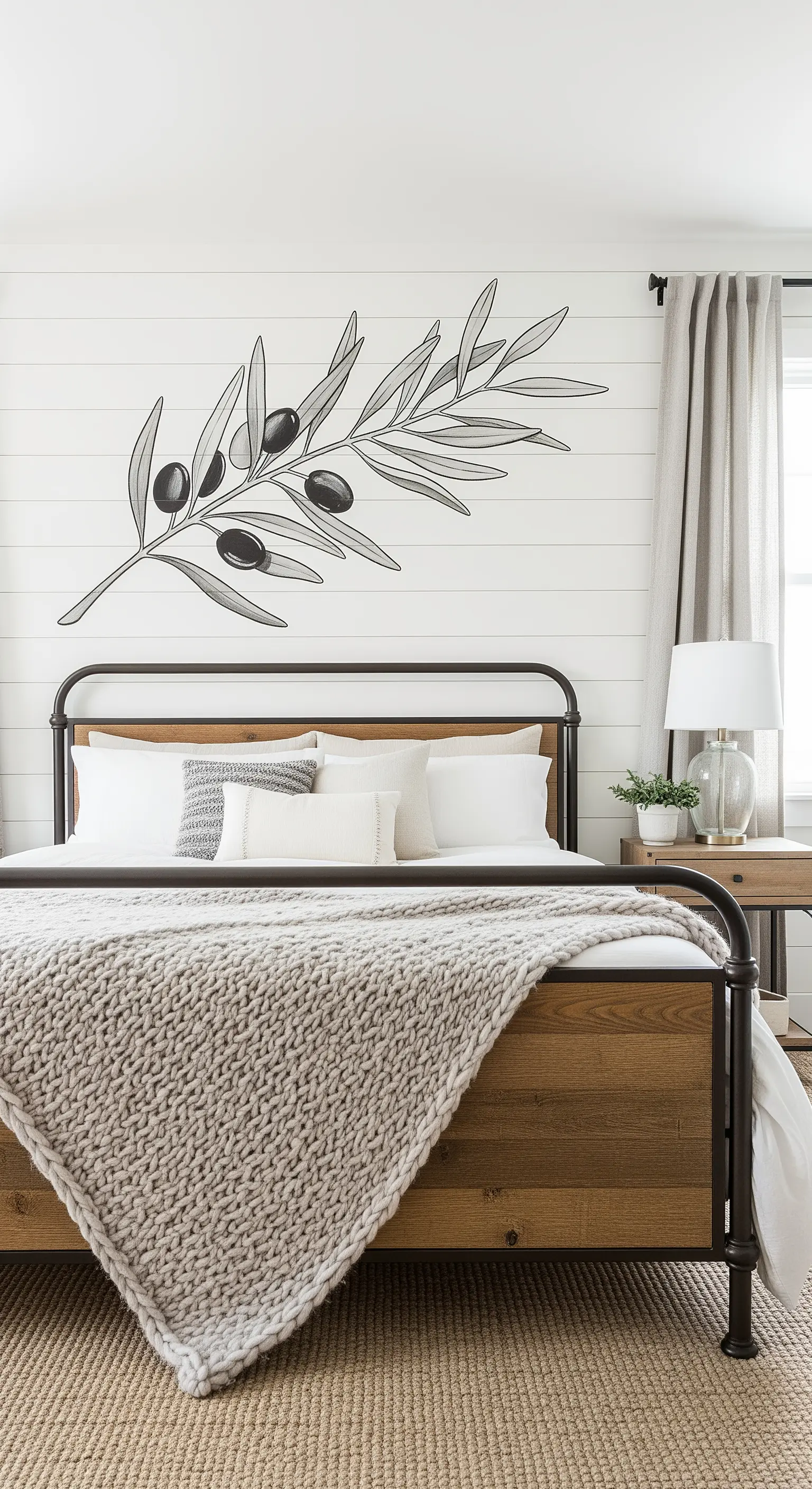 Ramo d'ulivo disegnato su una parete a doghe bianche in una camera da letto farmhouse.