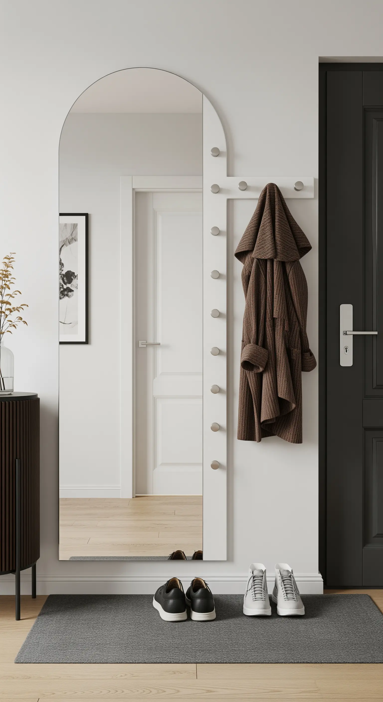 Specchio a figura intera con bordo arrotondato e ganci appendiabiti integrati sul lato.