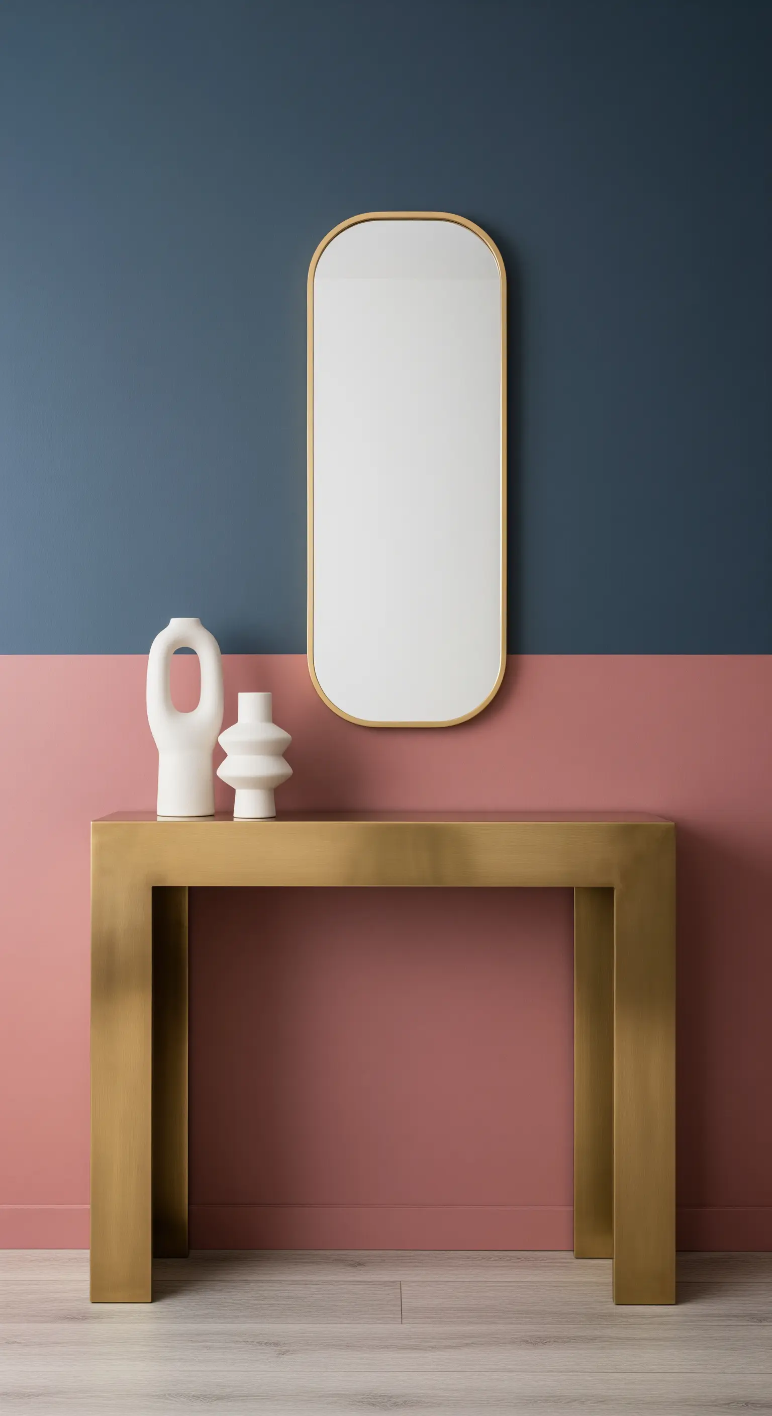Parete bicolore rosa antico e blu con una consolle minimale in ottone spazzolato.