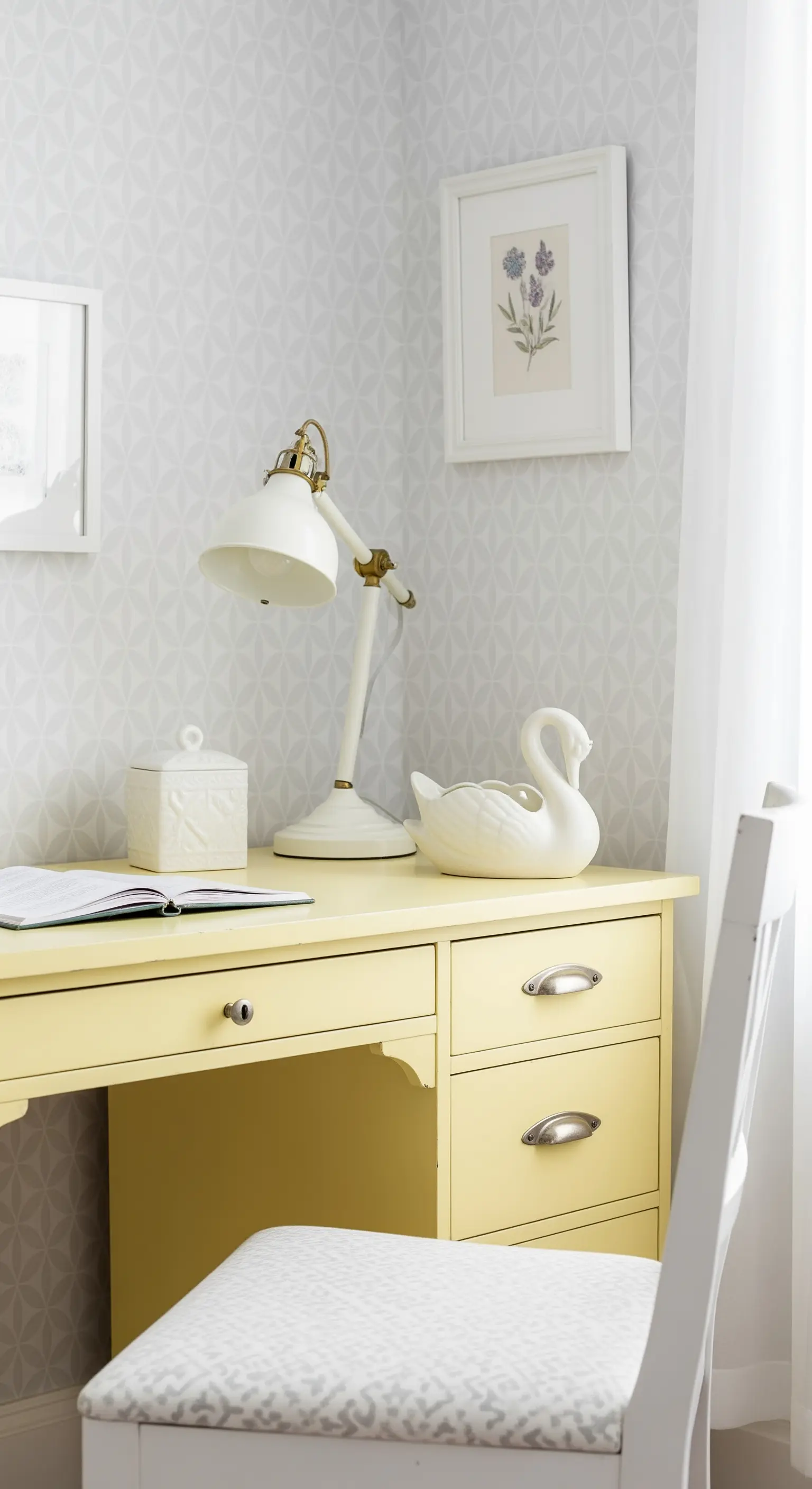 Scrivania giallo burro con accessori in ceramica bianca, come un cigno e una scatola.