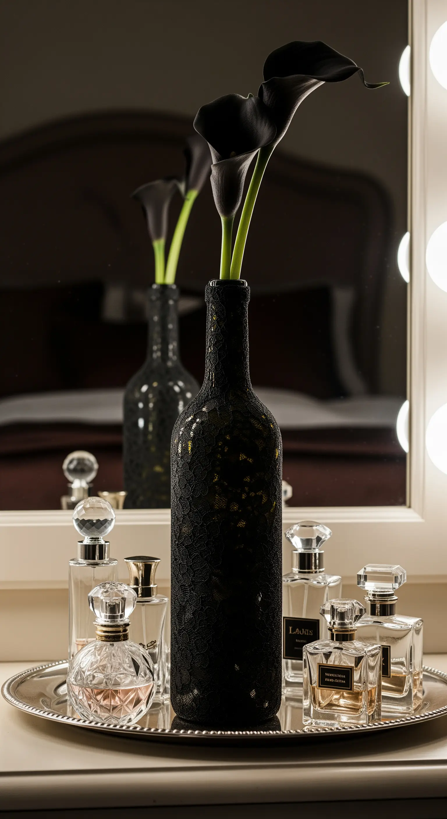 Bottiglia di vino scura avvolta in pizzo nero, posizionata su una toeletta.