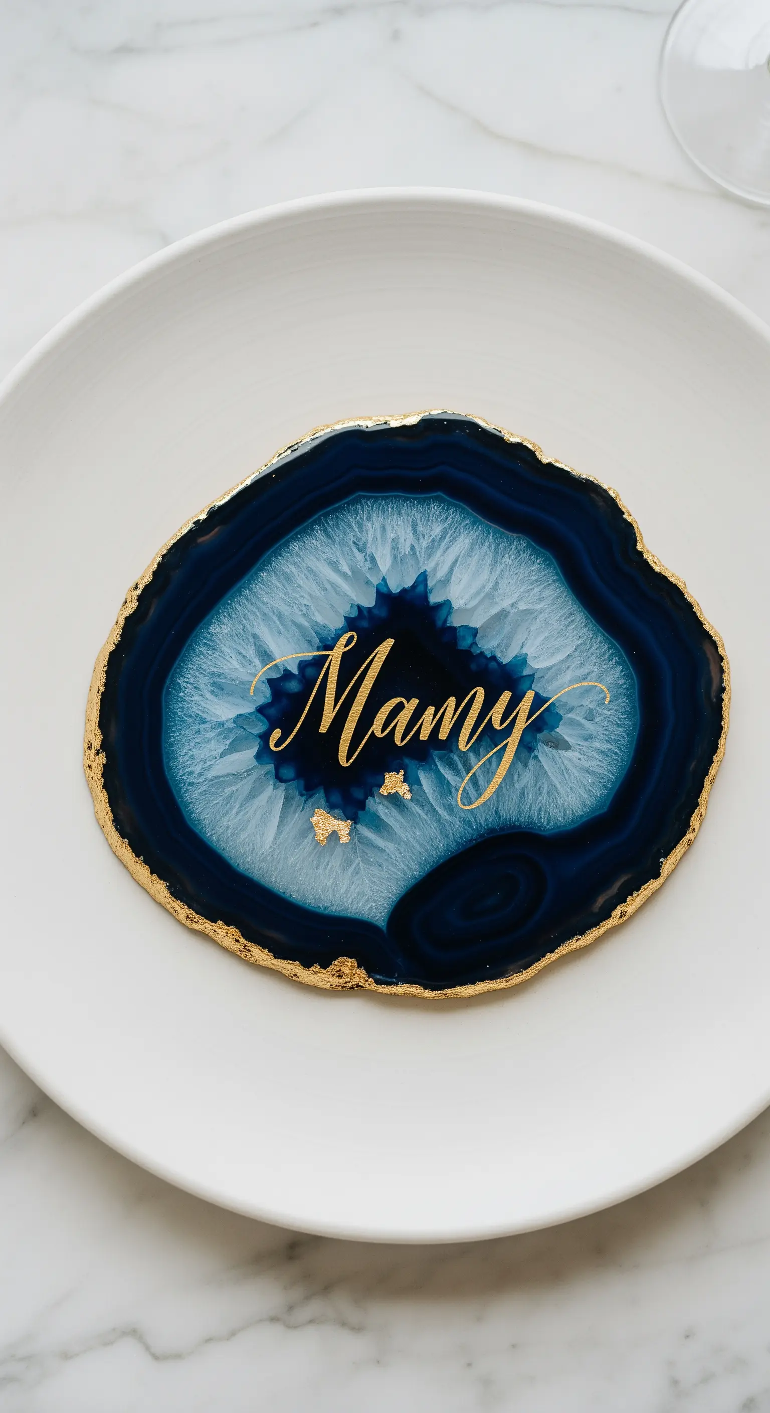 Segnaposto personalizzato in agata blu con bordo dorato e nome scritto in calligrafia.