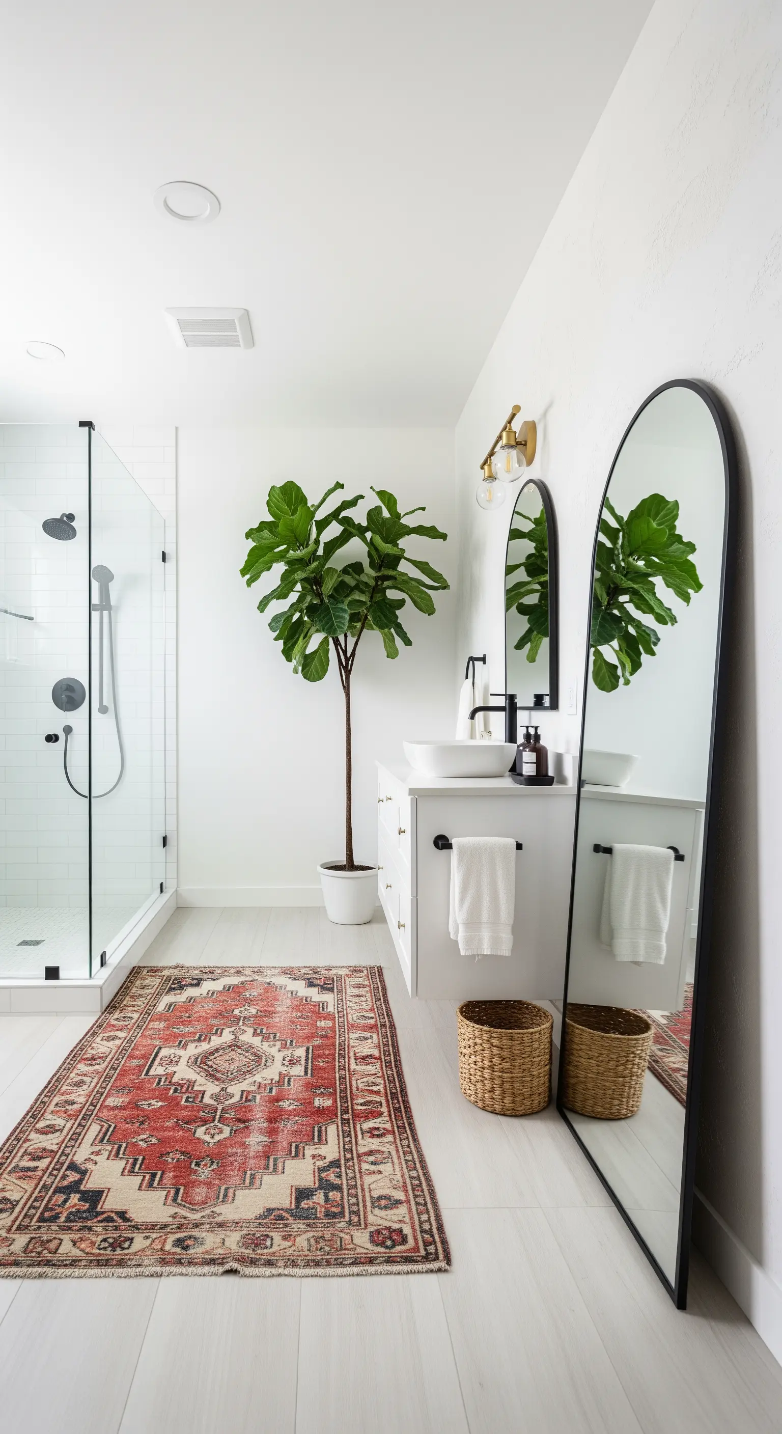 Bagno bianco minimalista con due specchi ad arco e un tappeto persiano rosso.