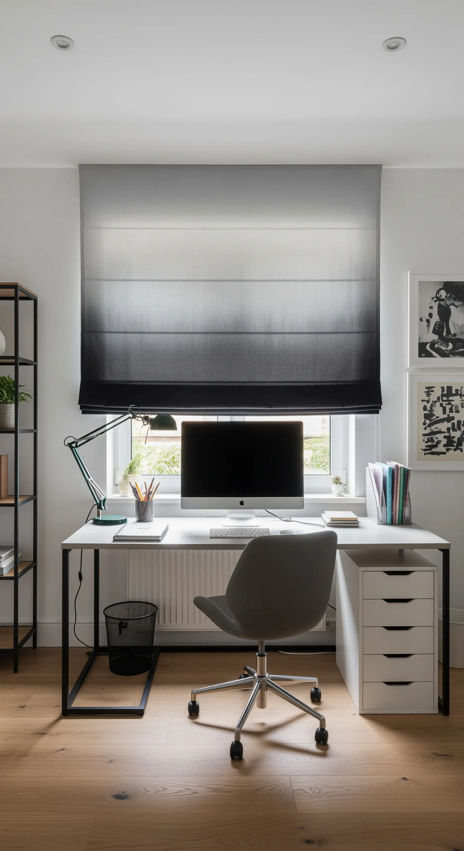 Tenda a pacchetto con un effetto sfumato dal nero al bianco in un moderno ufficio domestico.