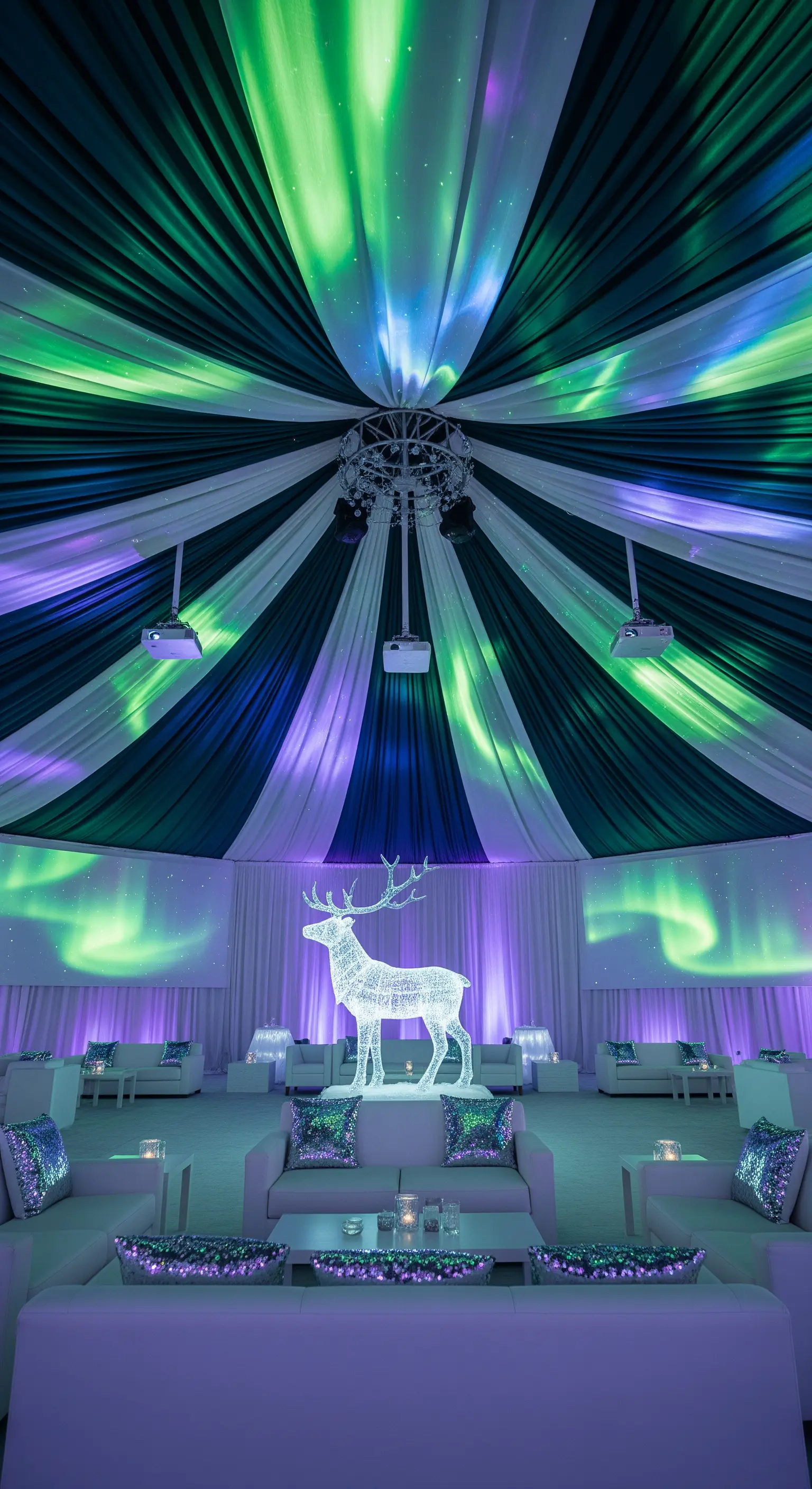 Allestimento a tema aurora boreale con proiezioni di luce, divani bianchi e renna luminosa.