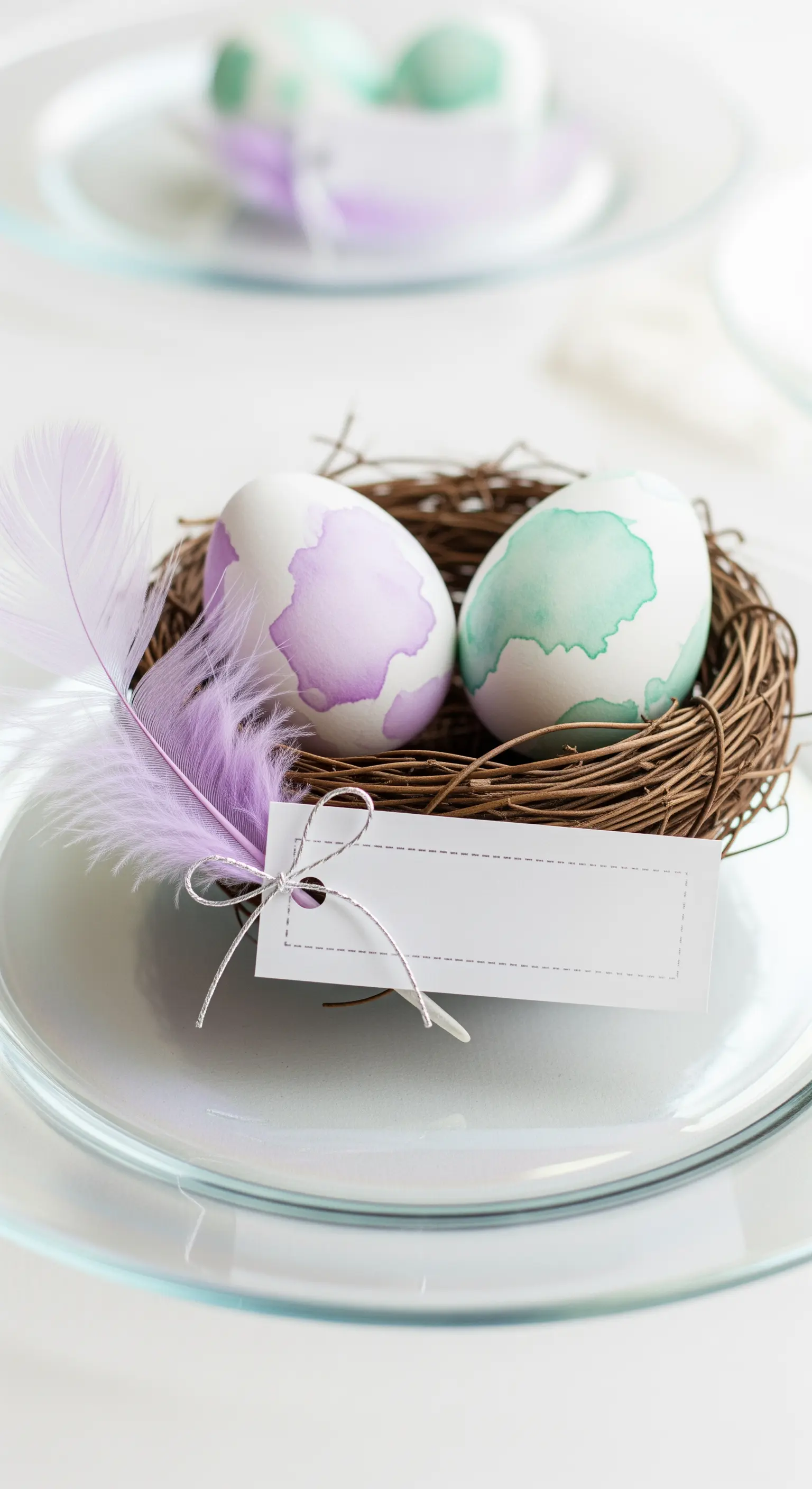 Uova decorate ad acquerello in un nido con una piuma lilla.