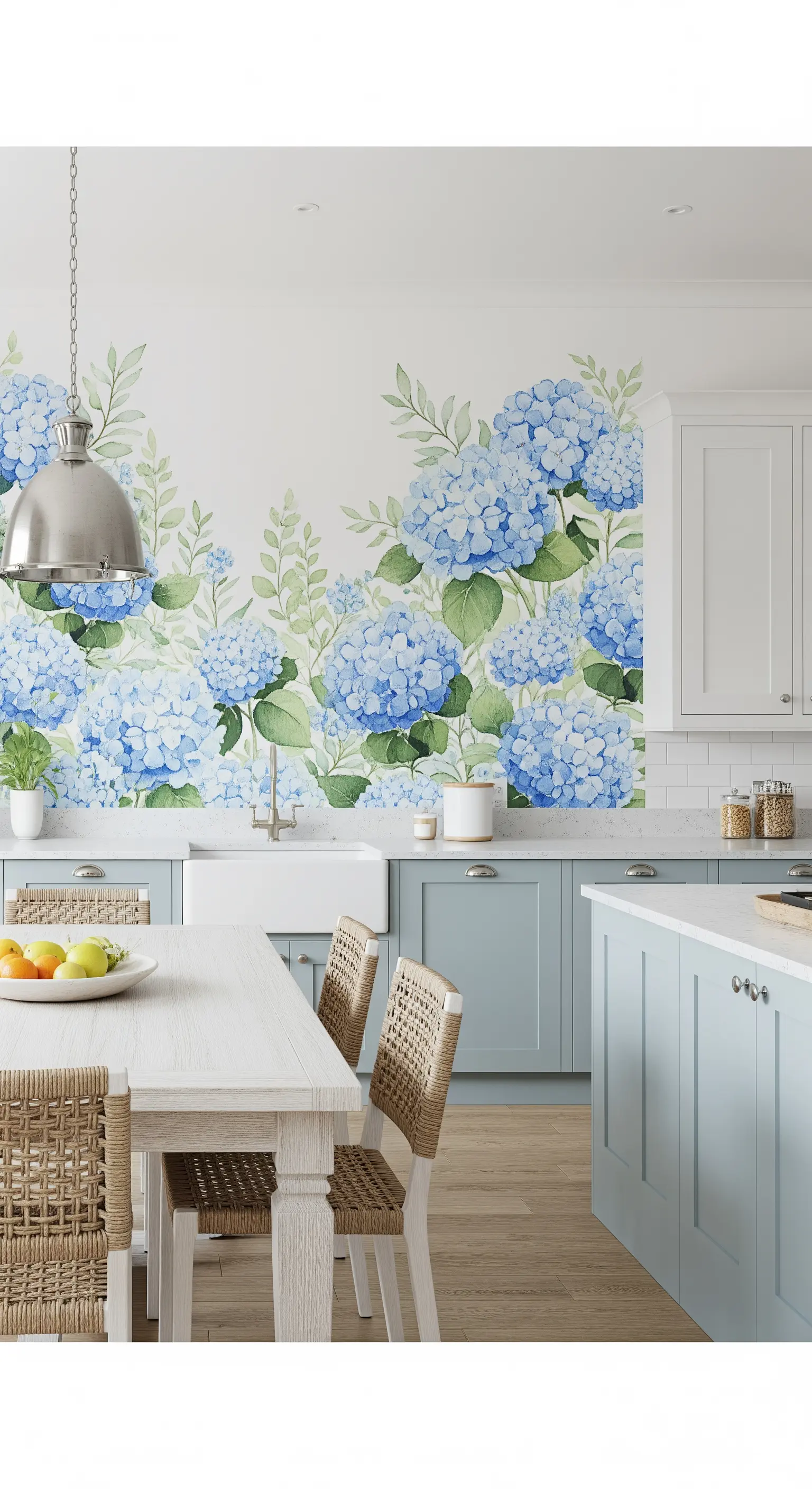 Cucina con carta da parati a ortensie azzurre e mobili in azzurro polvere.