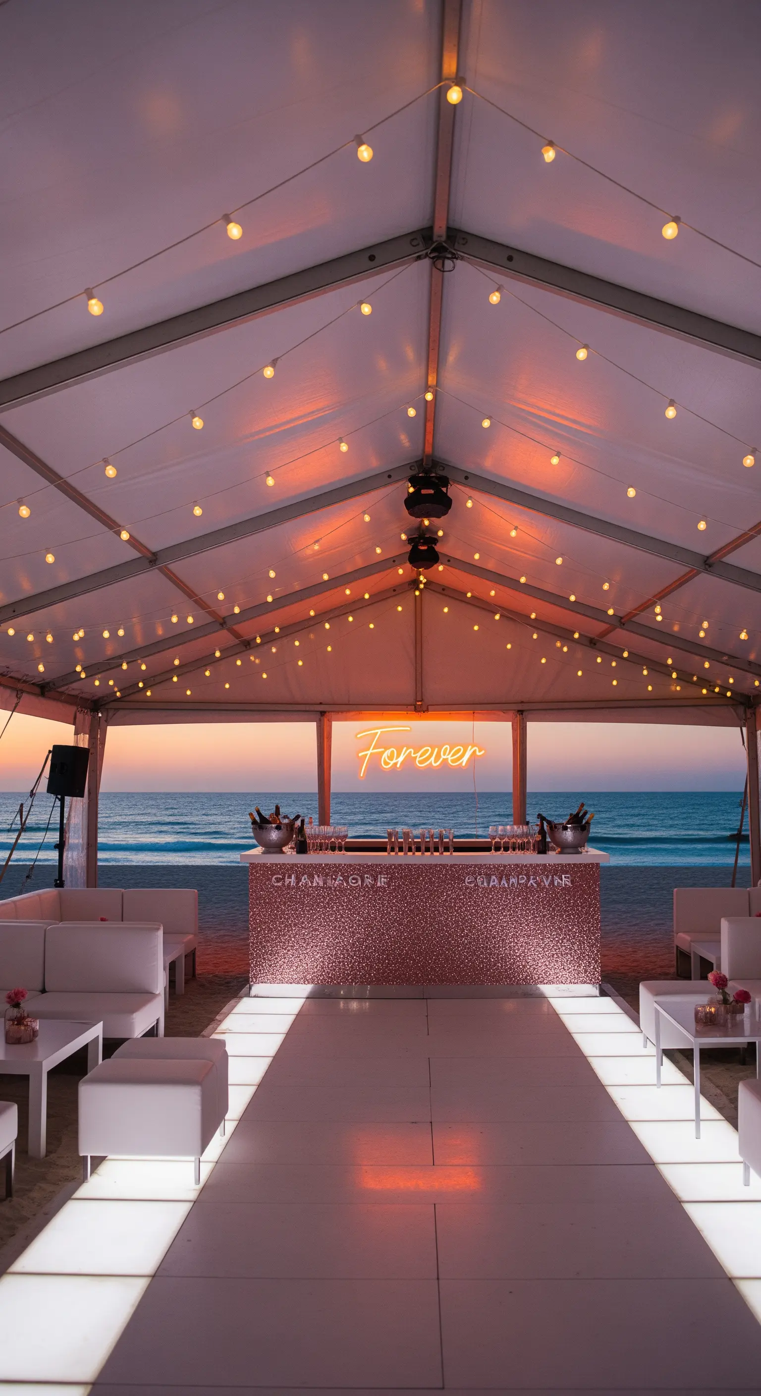Bar glitterato rosa e insegna al neon 'Forever' in una tenda sulla spiaggia.