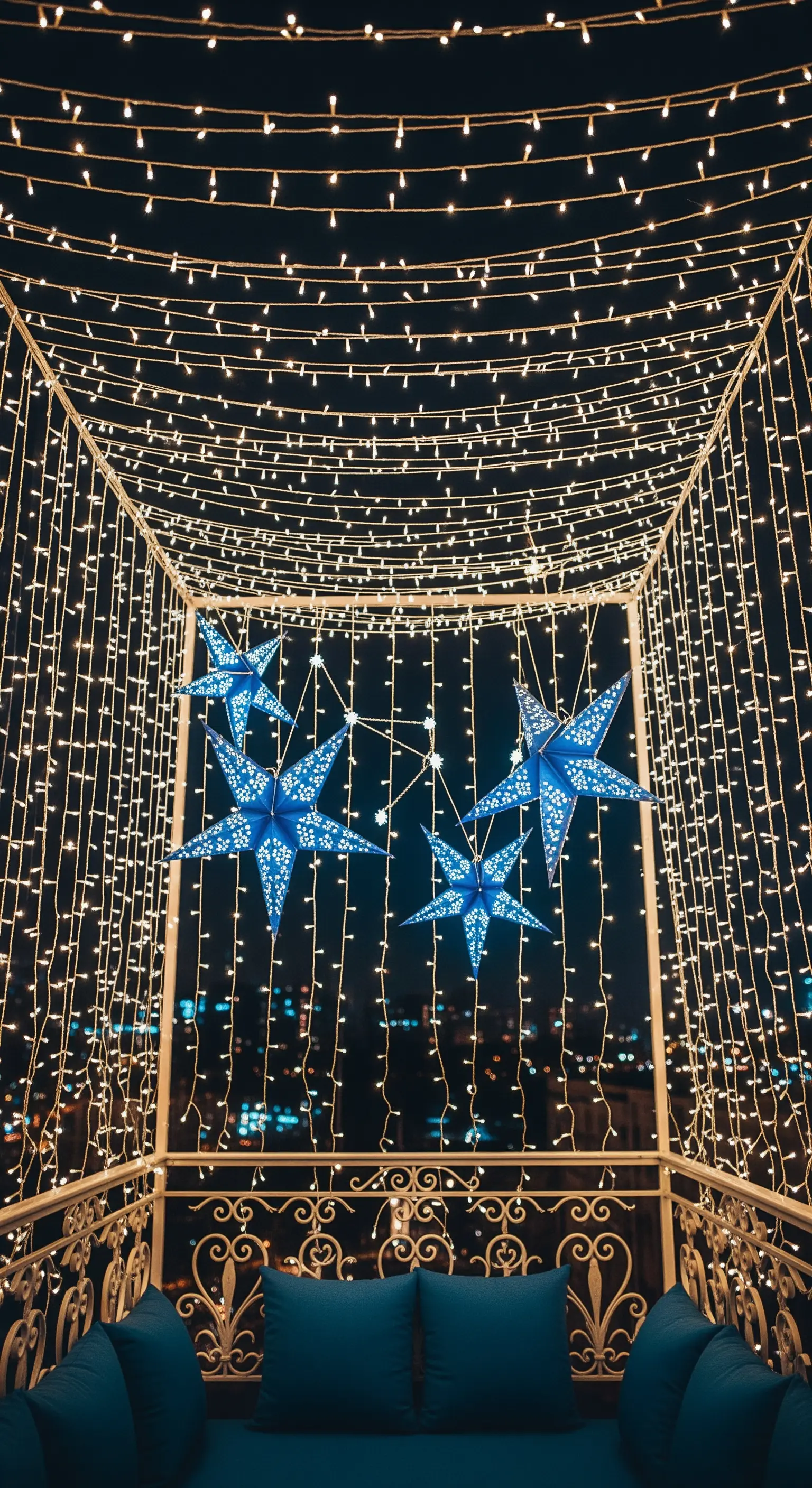 Un pergolato luminoso creato con centinaia di luci LED calde e stelle decorative blu