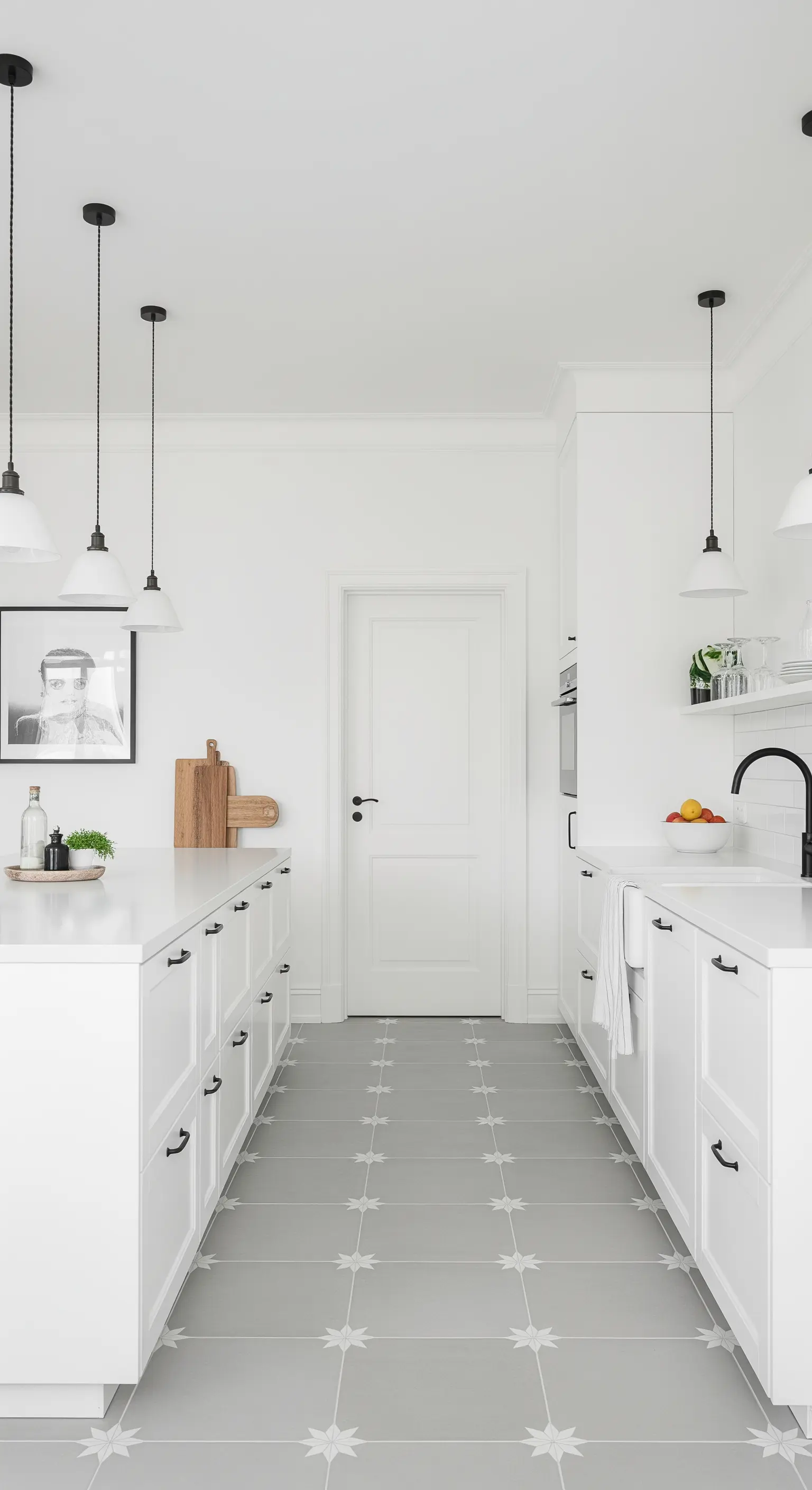 Cucina bianca con pavimento in piastrelle grigie a motivo geometrico delicato.