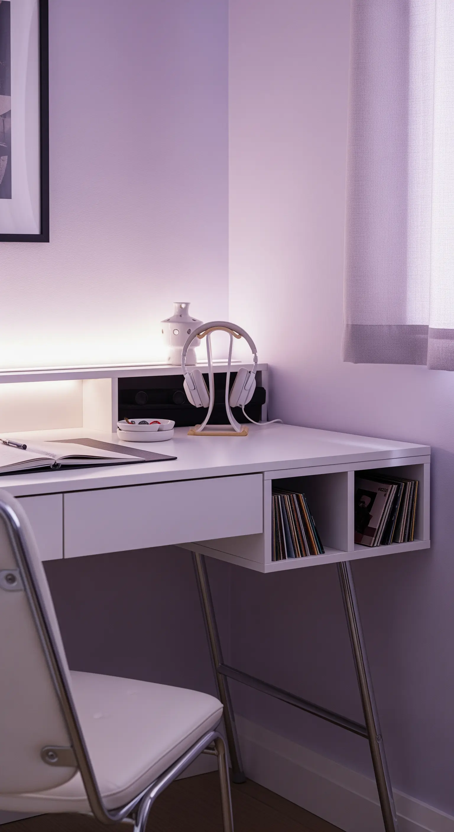 Scrivania bianca moderna illuminata da una luce LED color lavanda nascosta.