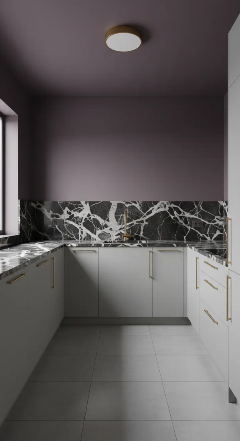 Cucina con pareti viola scuro, paraschizzi in marmo nero, mobili grigi e maniglie dorate.