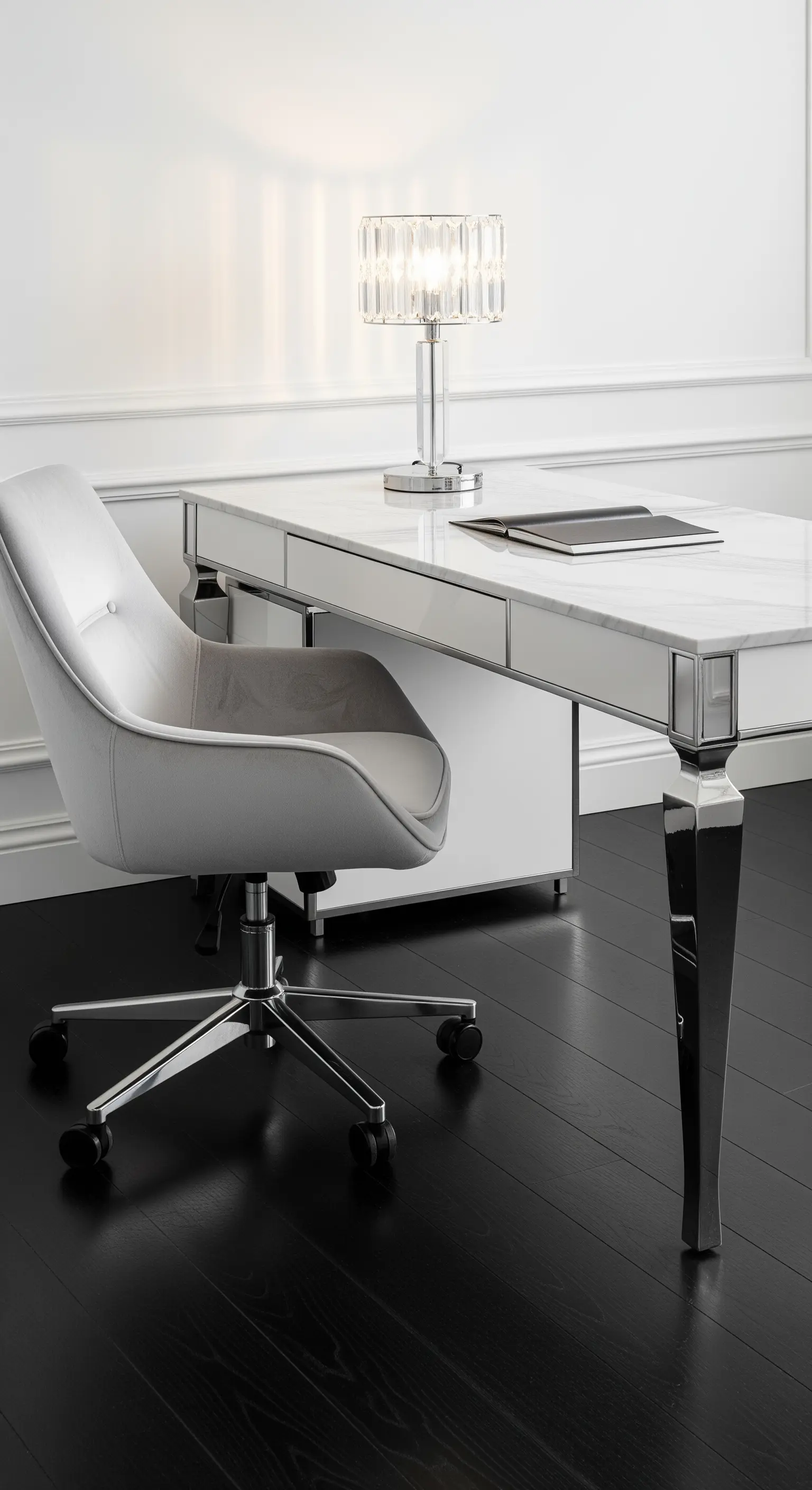 Scrivania di lusso con top in marmo e gambe cromate, abbinata a una sedia in velluto.