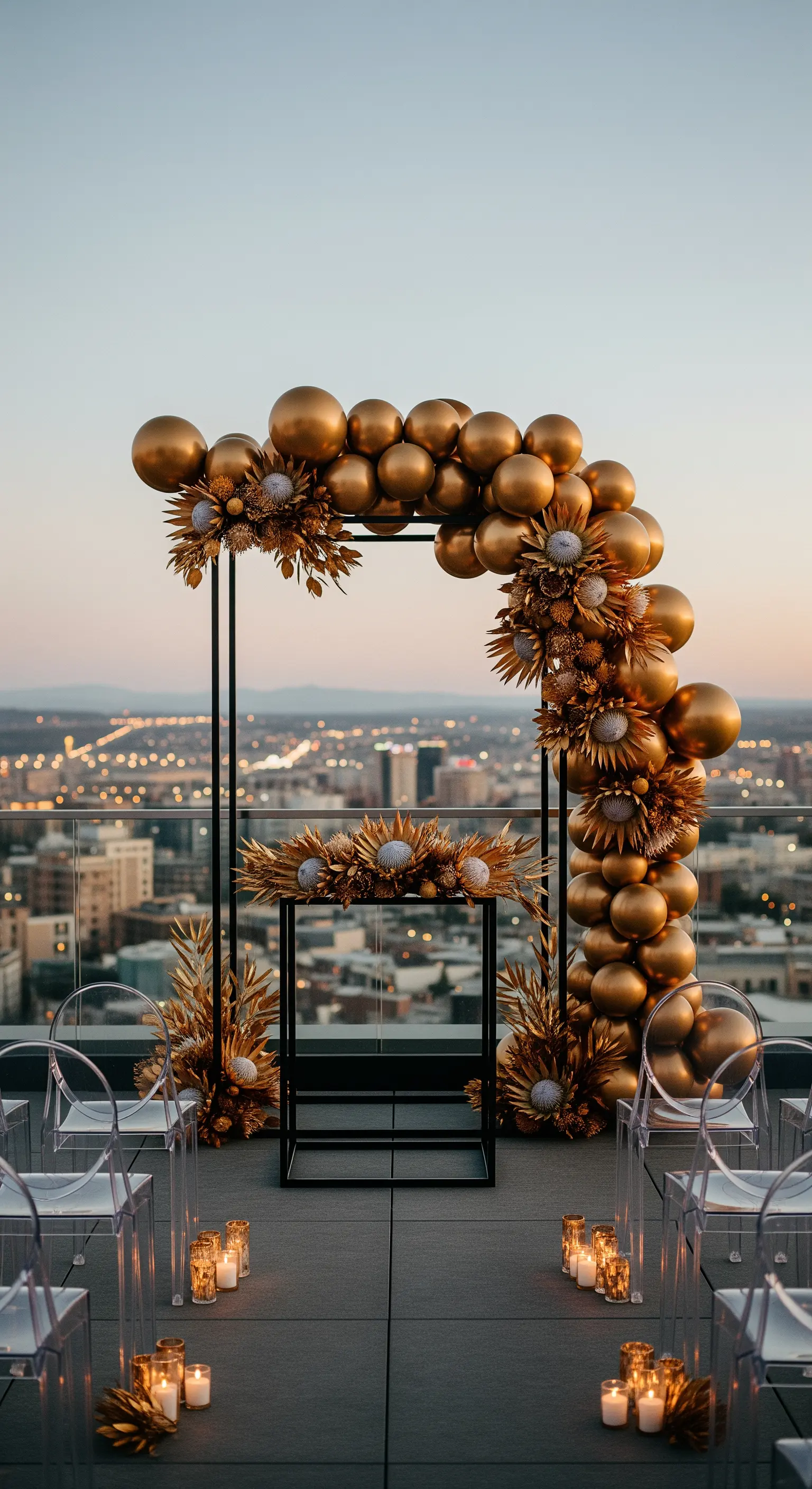 Arco nuziale nero su una terrazza panoramica, decorato con palloncini e fiori dorati.