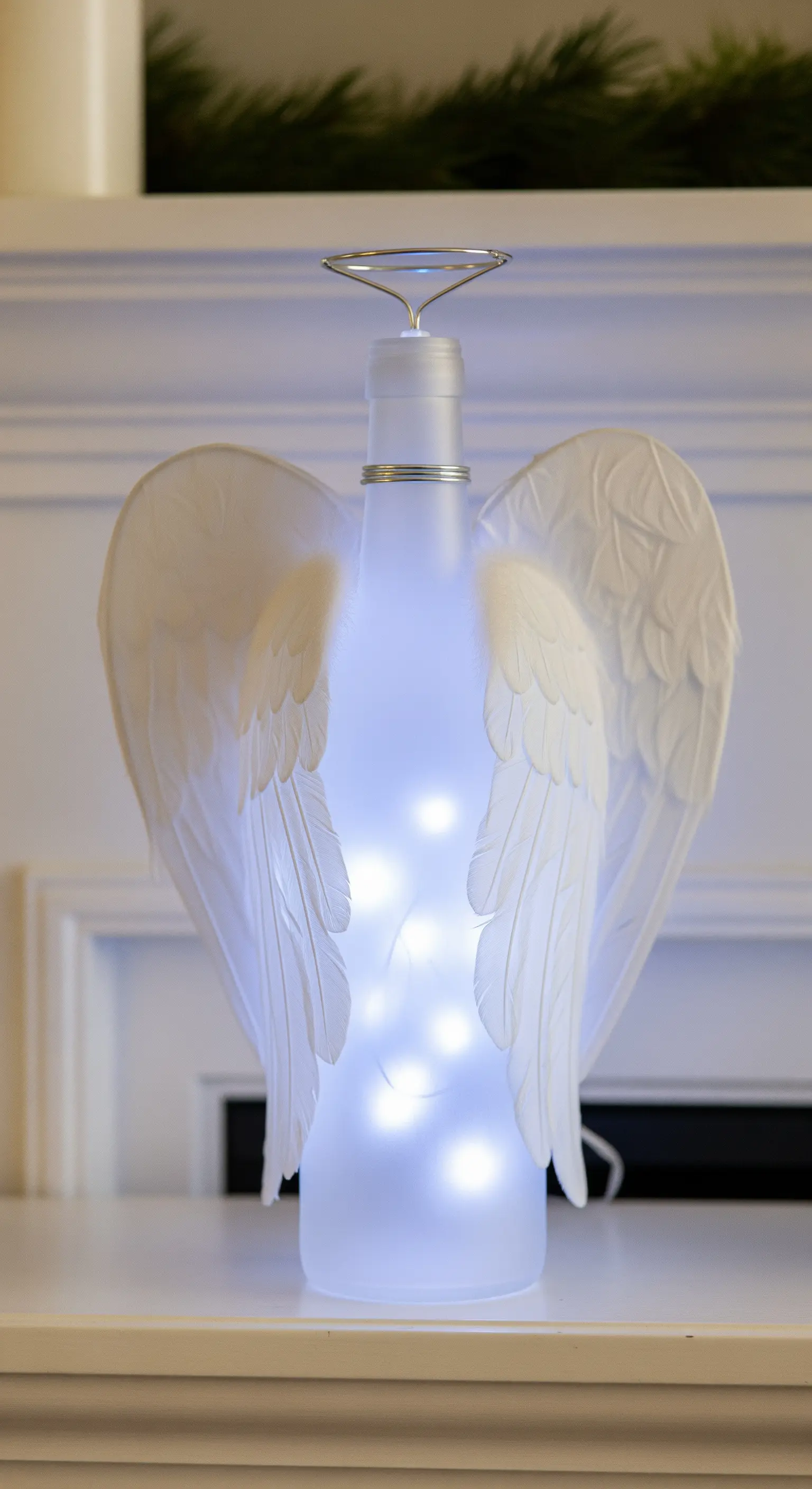 Bottiglia di vetro smerigliato con ali bianche e un'aureola, illuminata da una luce fredda.