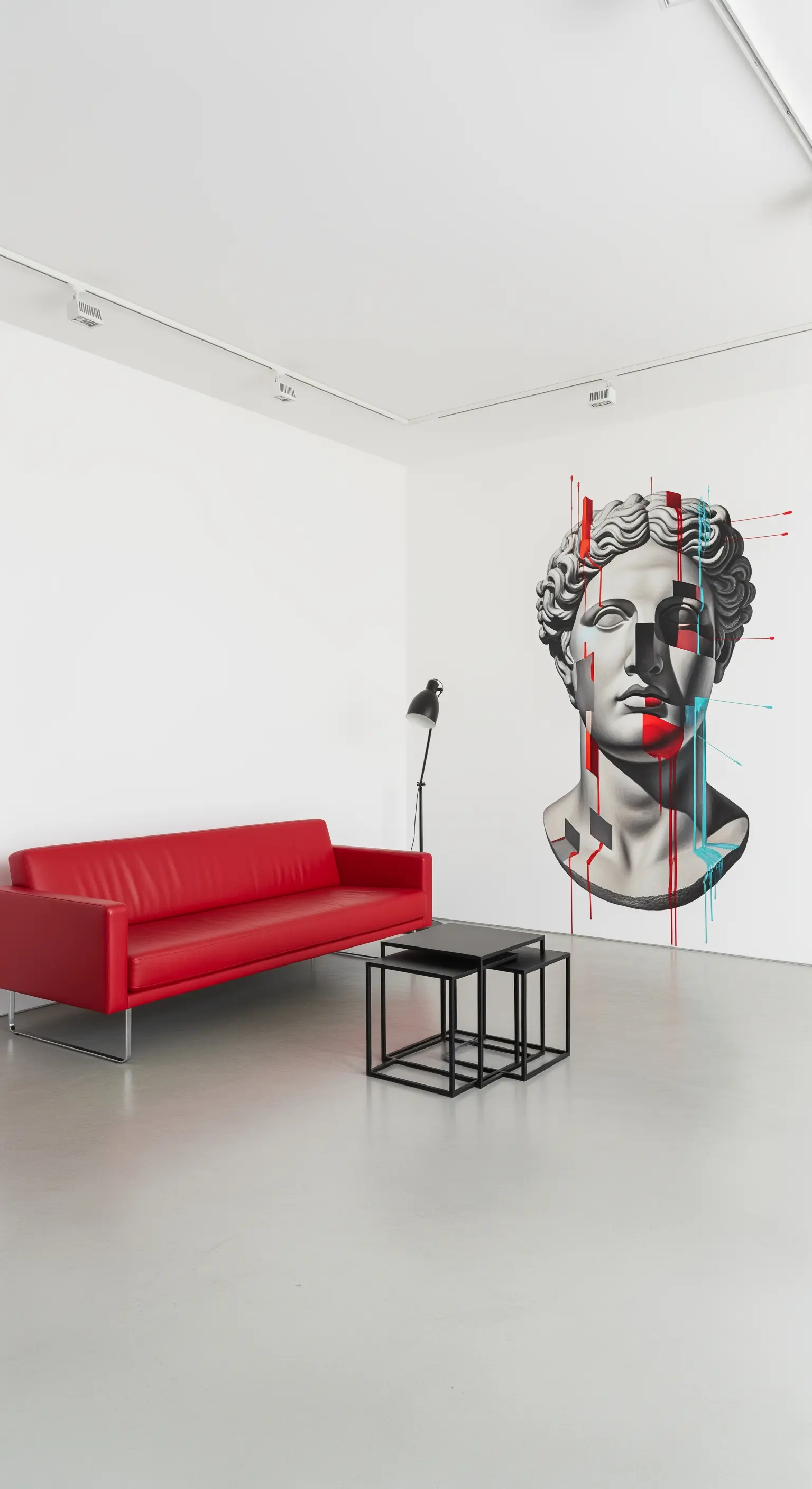 Spazio minimalista con murale di una statua classica con effetto glitch e un divano rosso vivo.