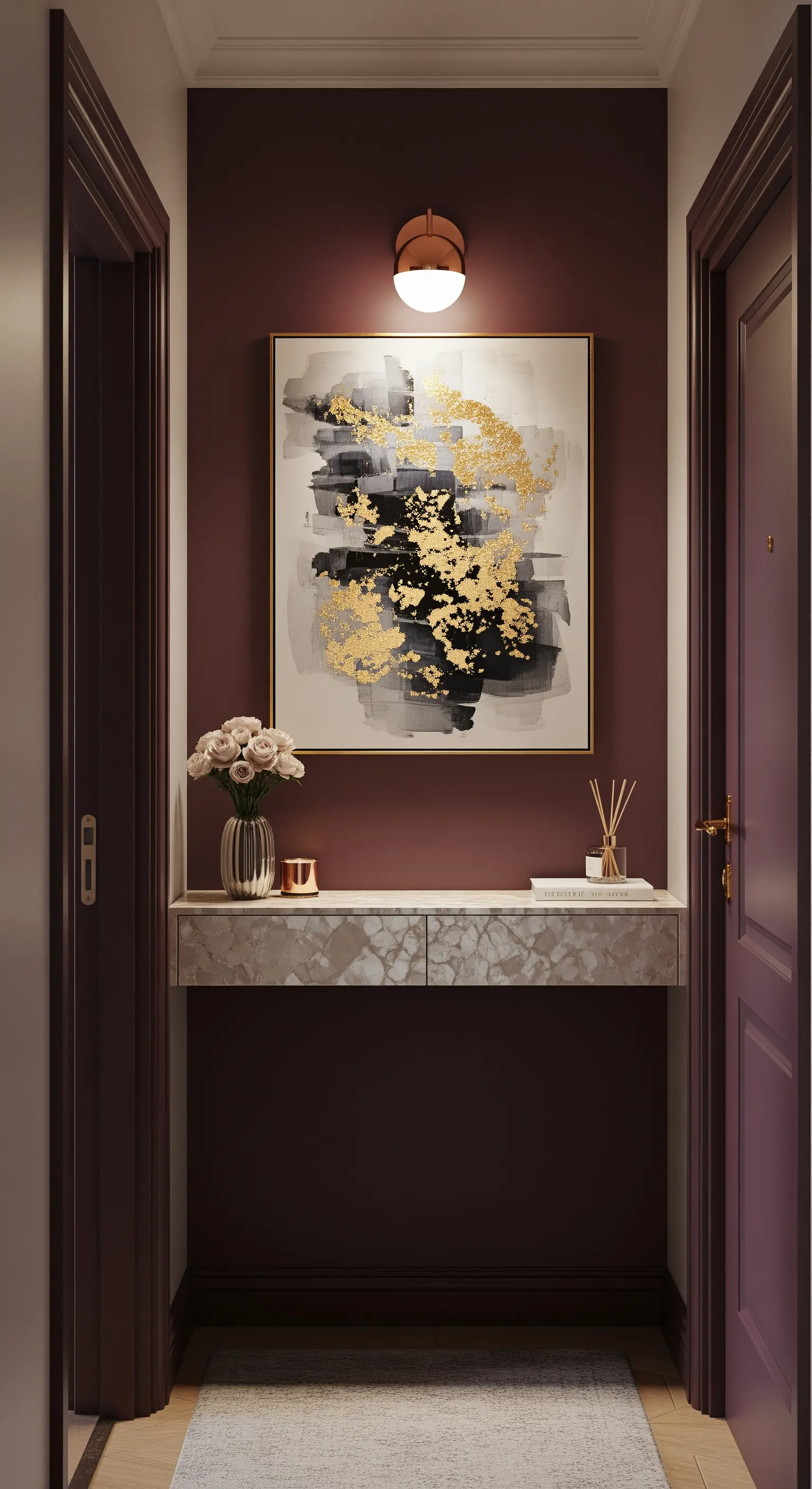 Corridoio con pareti bordeaux, consolle in marmo e quadro astratto con dettagli dorati.