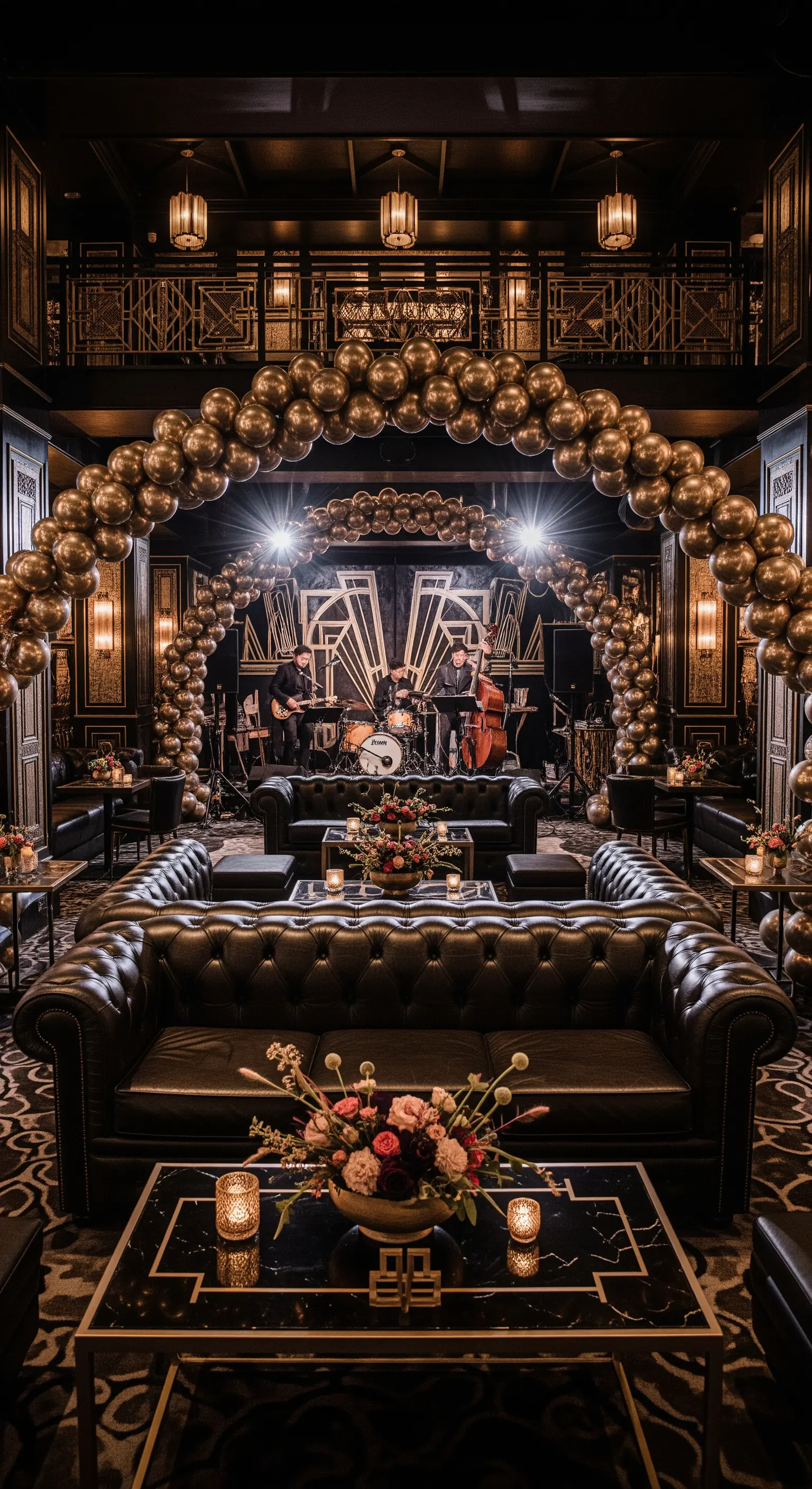 Palco per band jazz incorniciato da un arco di palloncini dorati in un locale Art Deco.