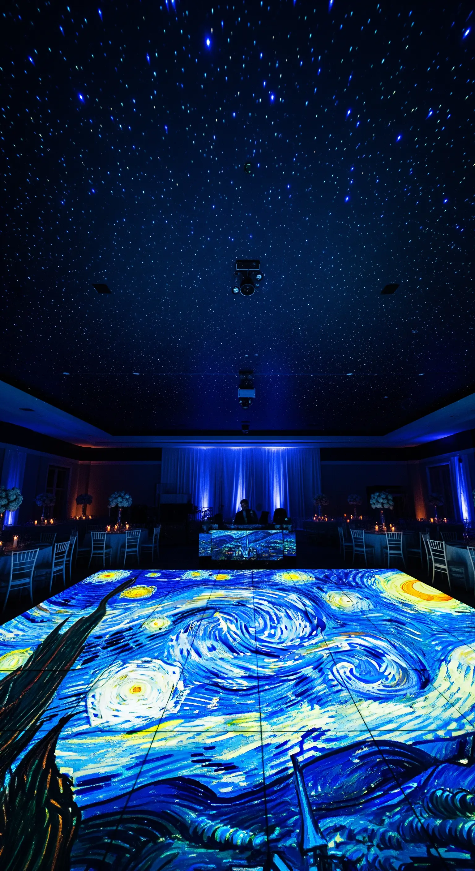 Pista da ballo e soffitto con proiezione del dipinto 