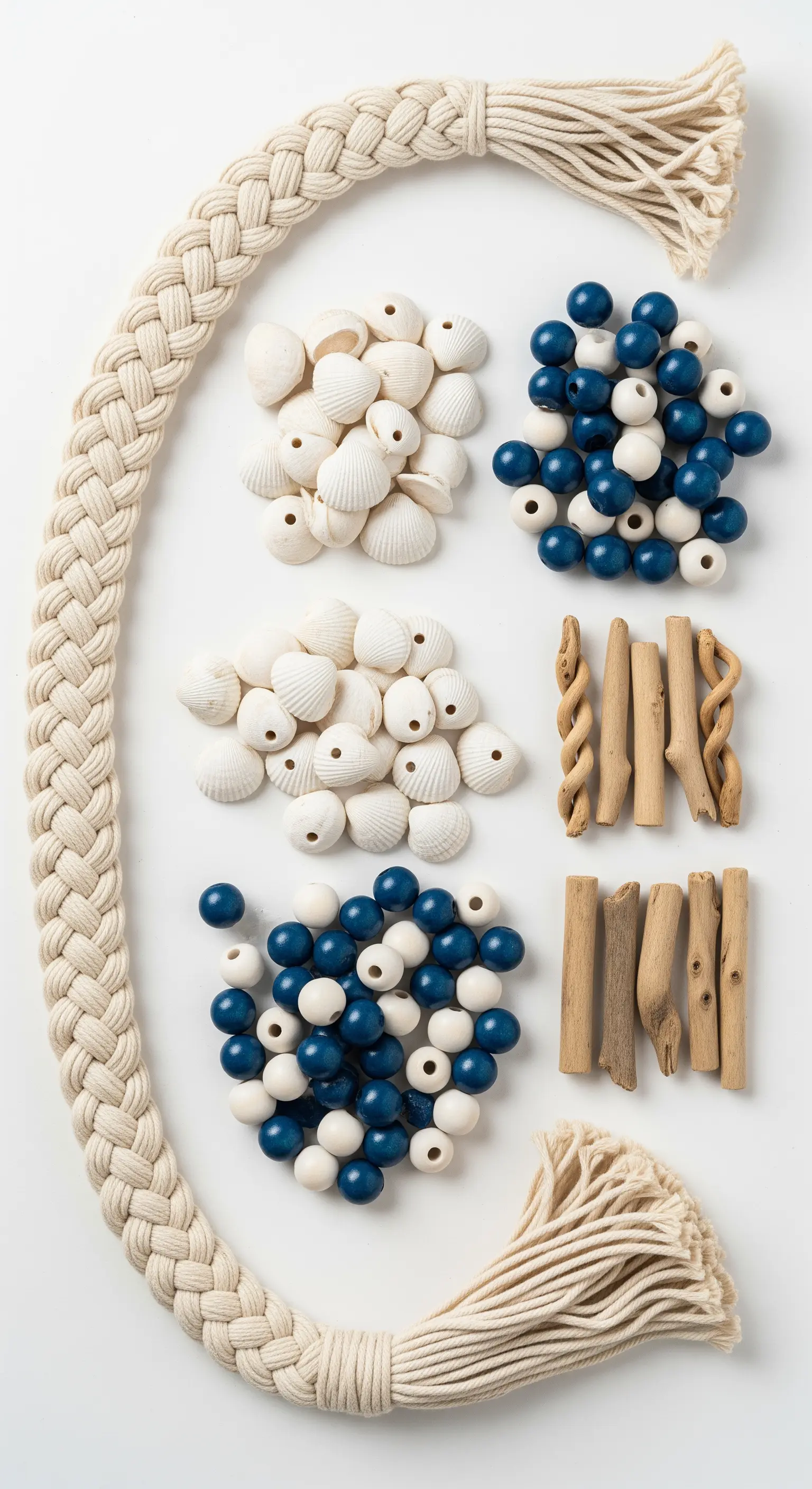 Materiali per ghirlanda nautica: corda intrecciata, perline di legno blu e conchiglie bianche.