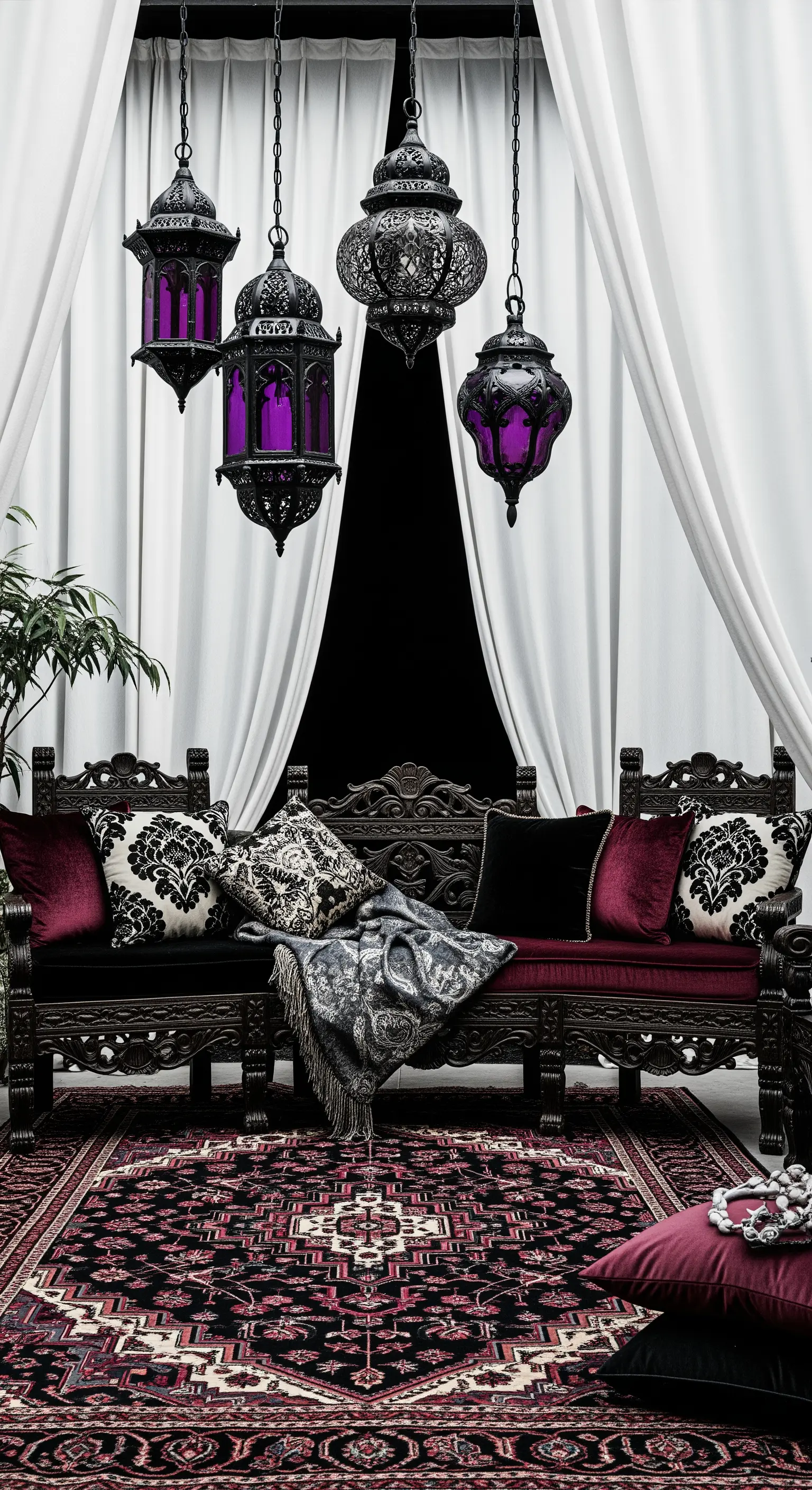 Patio in stile gotico-bohémien con divano intagliato, lanterne scure e cuscini bordeaux.