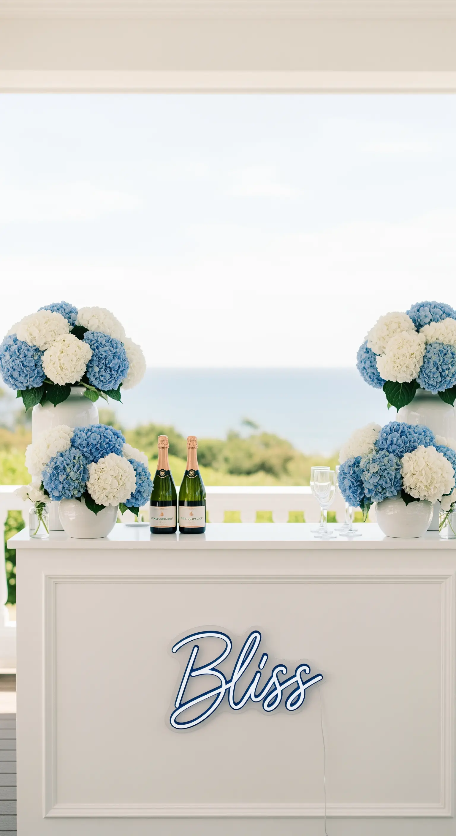 Bar bianco con ortensie bianche e blu e un'insegna 