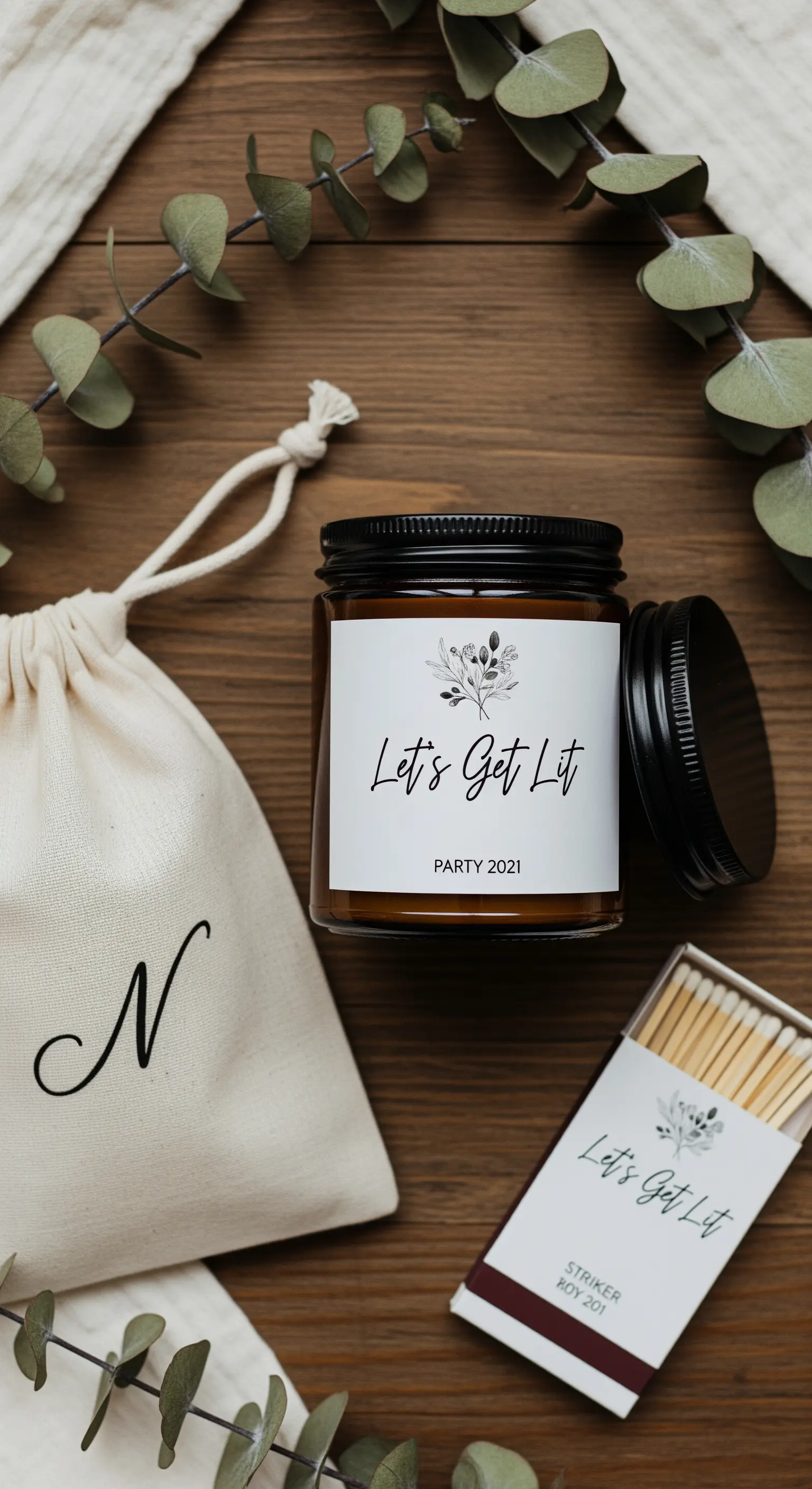 Candela profumata personalizzata con fiammiferi coordinati e sacchetto in lino.