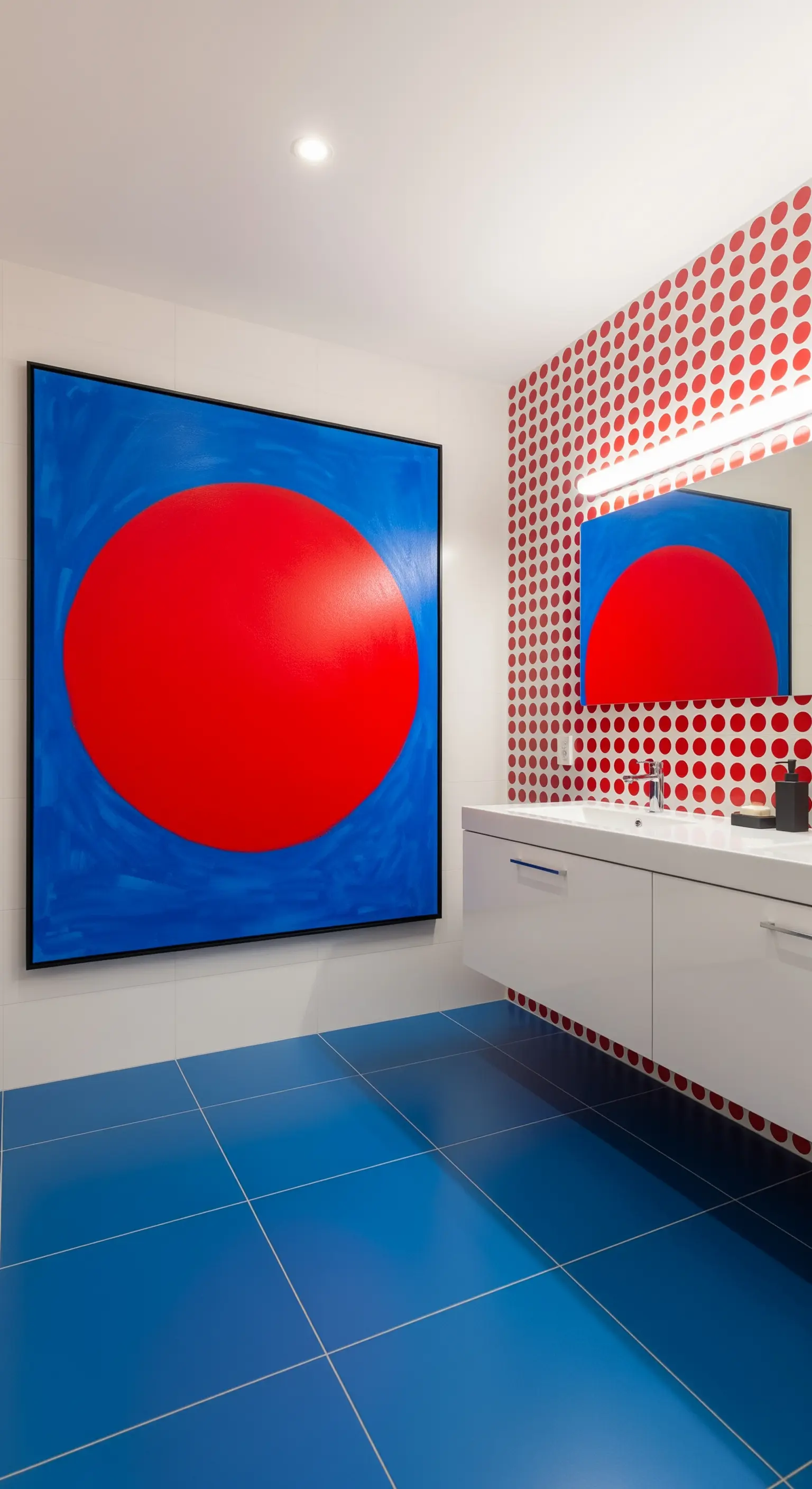 Bagno Pop Art con pavimento blu, piastrelle a pois rossi e un grande quadro geometrico.