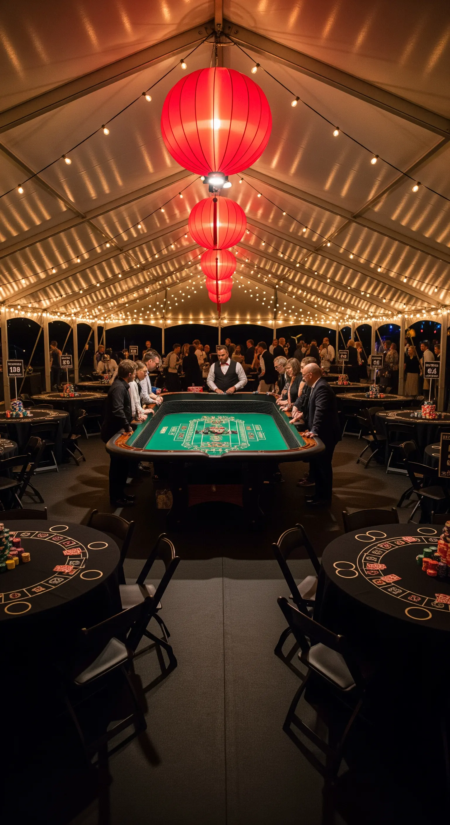 Tenda per feste con tavoli da gioco, illuminata da fili di luci e lanterne rosse cinesi.