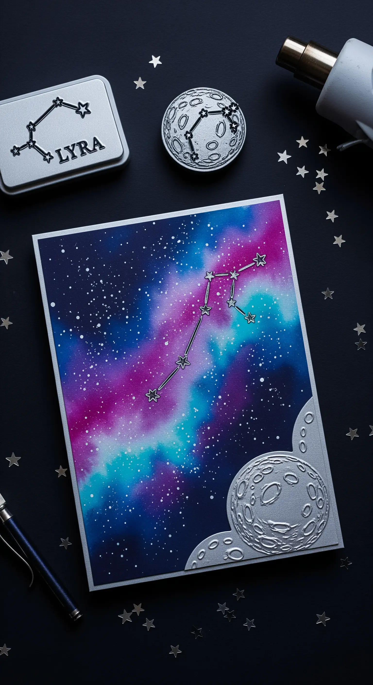 Biglietto a tema galassia con costellazione e pianeti in rilievo argentato su sfondo sfumato.