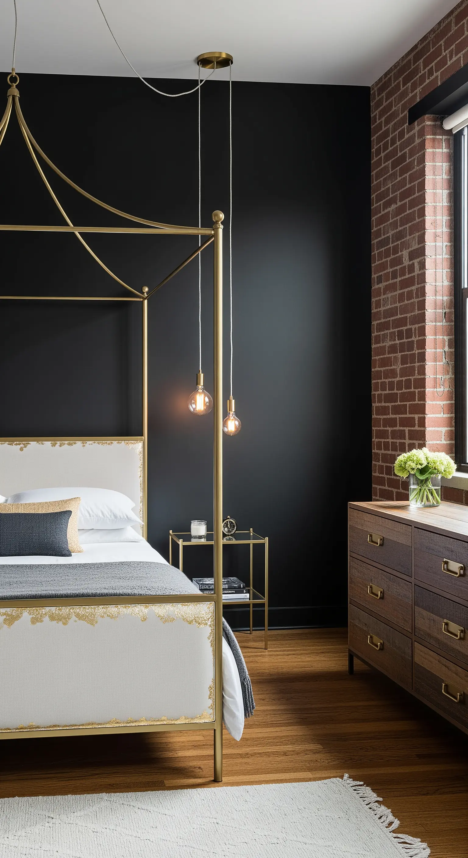 Camera da letto industrial con parete nera, mattoni a vista e letto a baldacchino dorato.
