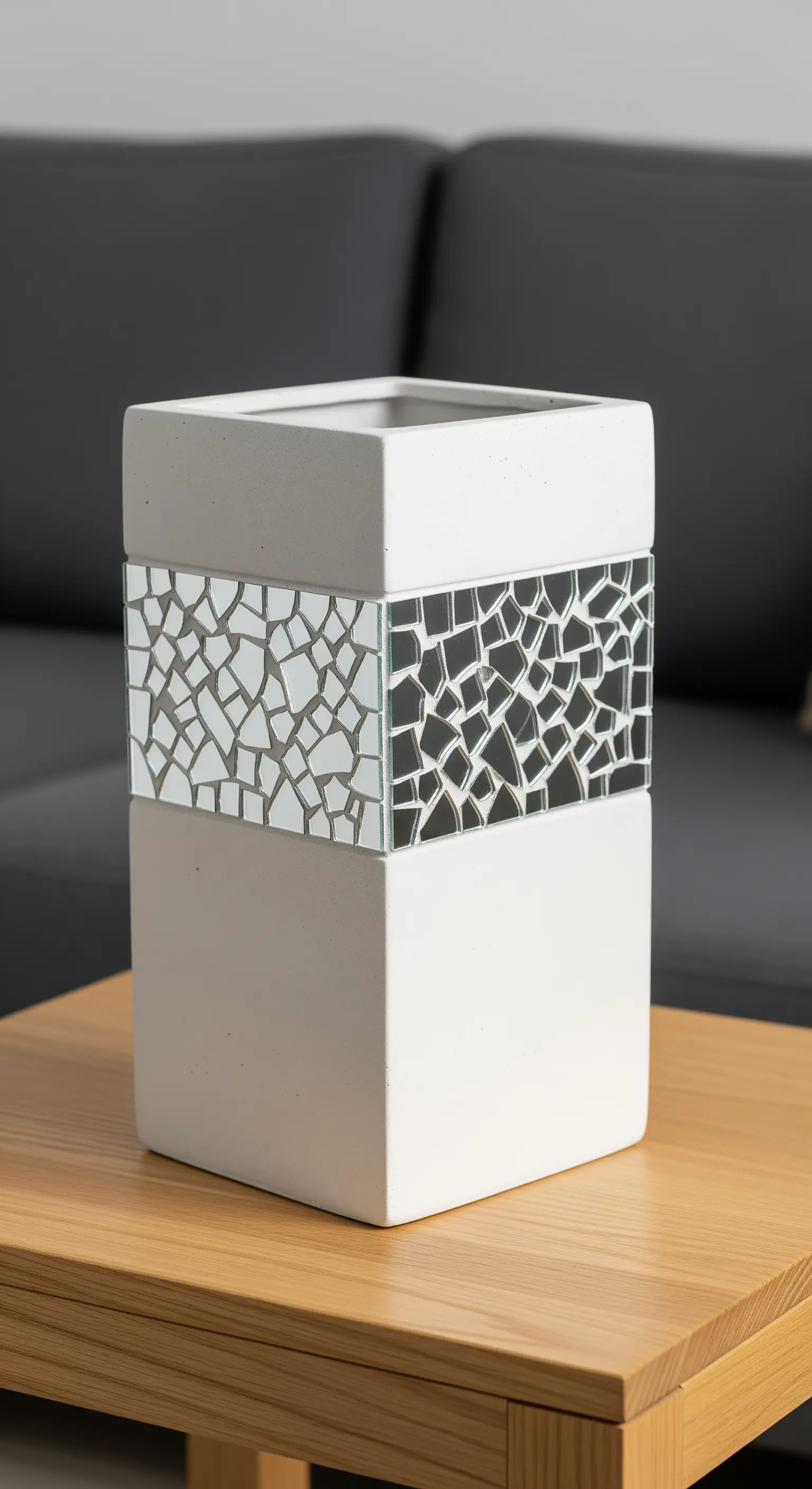 Vaso quadrato in ceramica bianca con una fascia centrale decorata da un mosaico di specchi rotti.