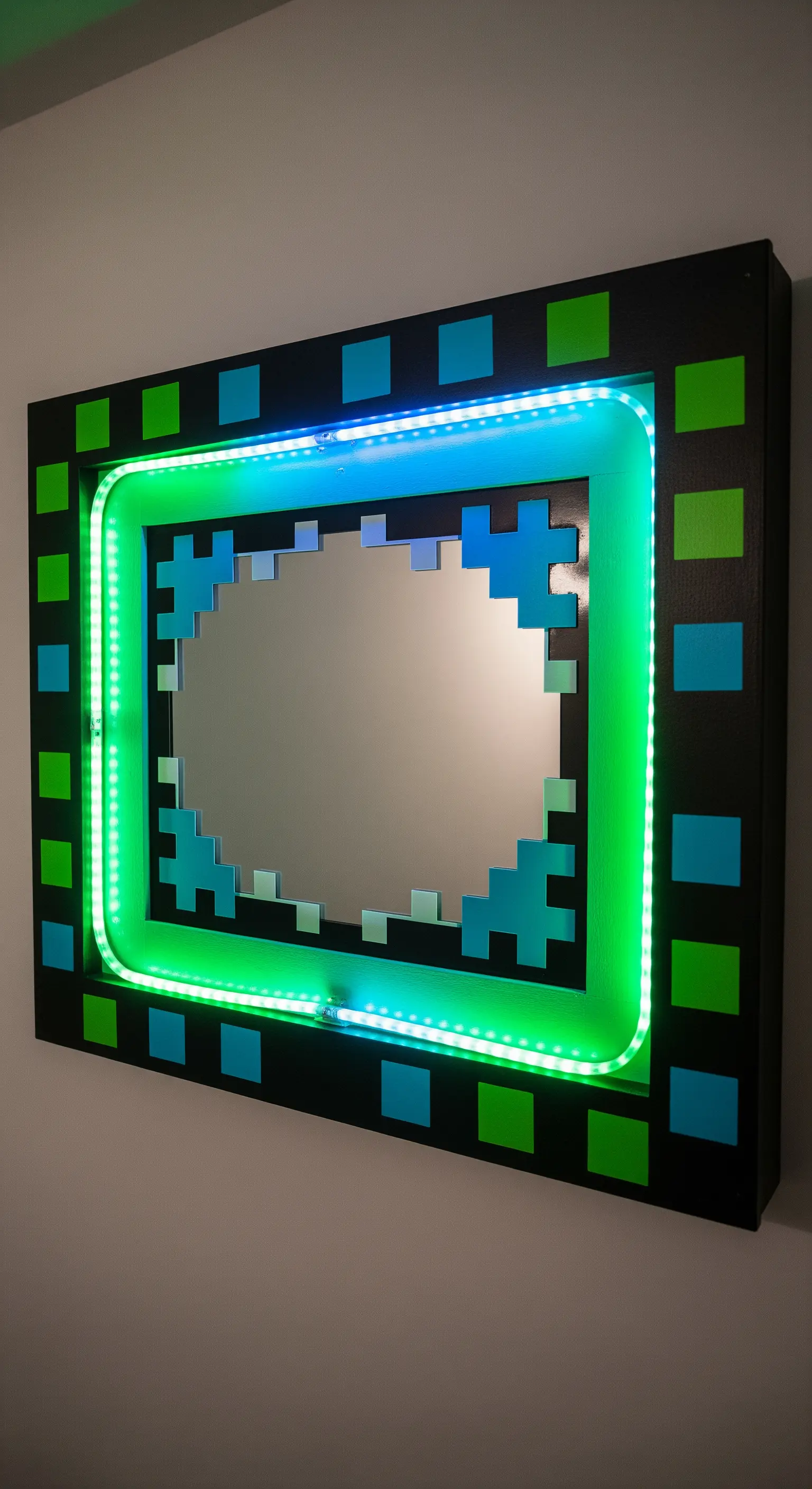 Specchio photobooth con cornice nera a pixel blu e verdi e illuminazione interna a LED verde.