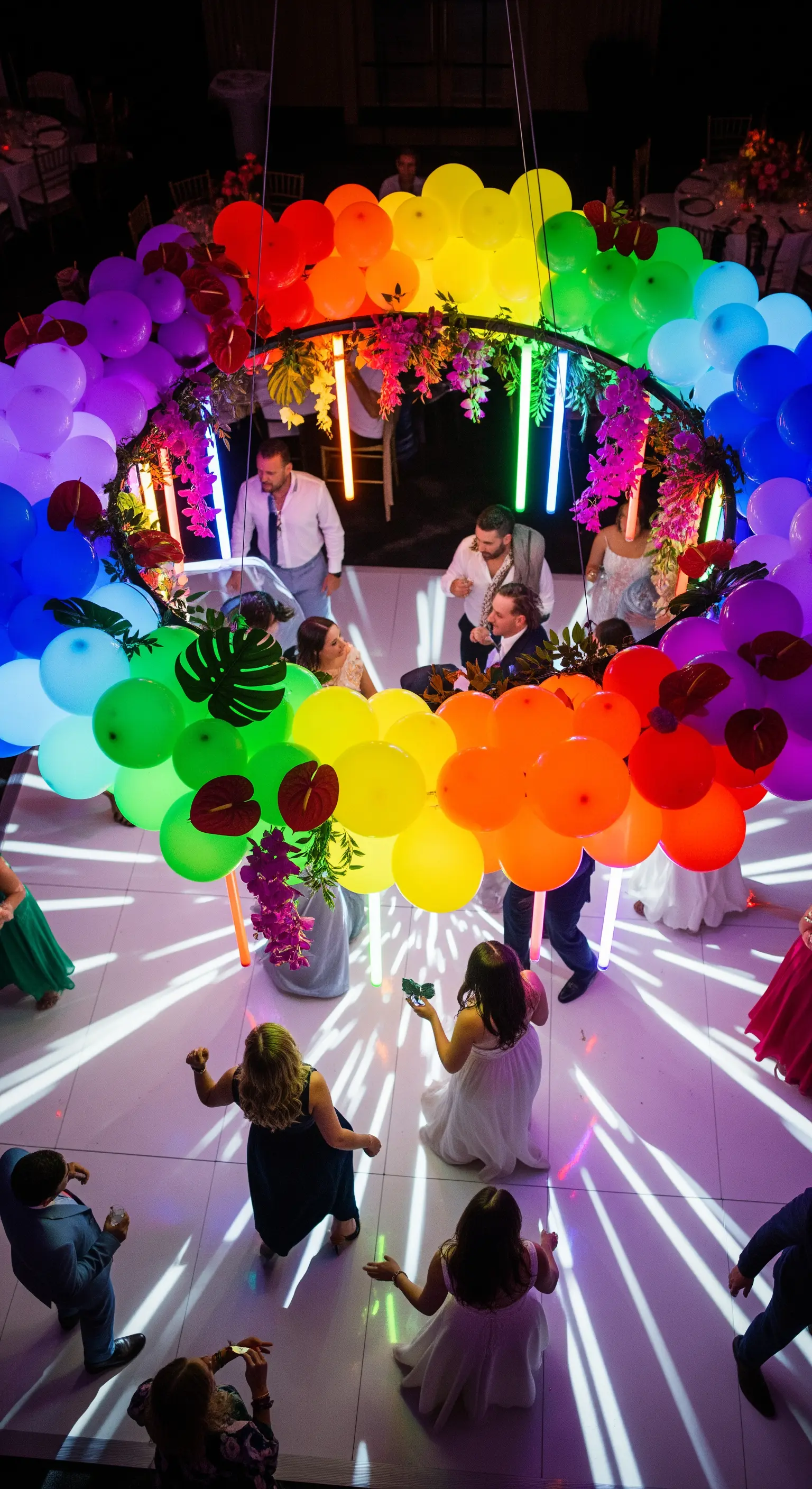 Pista da ballo vista dall'alto con una corona circolare di palloncini arcobaleno luminosi.