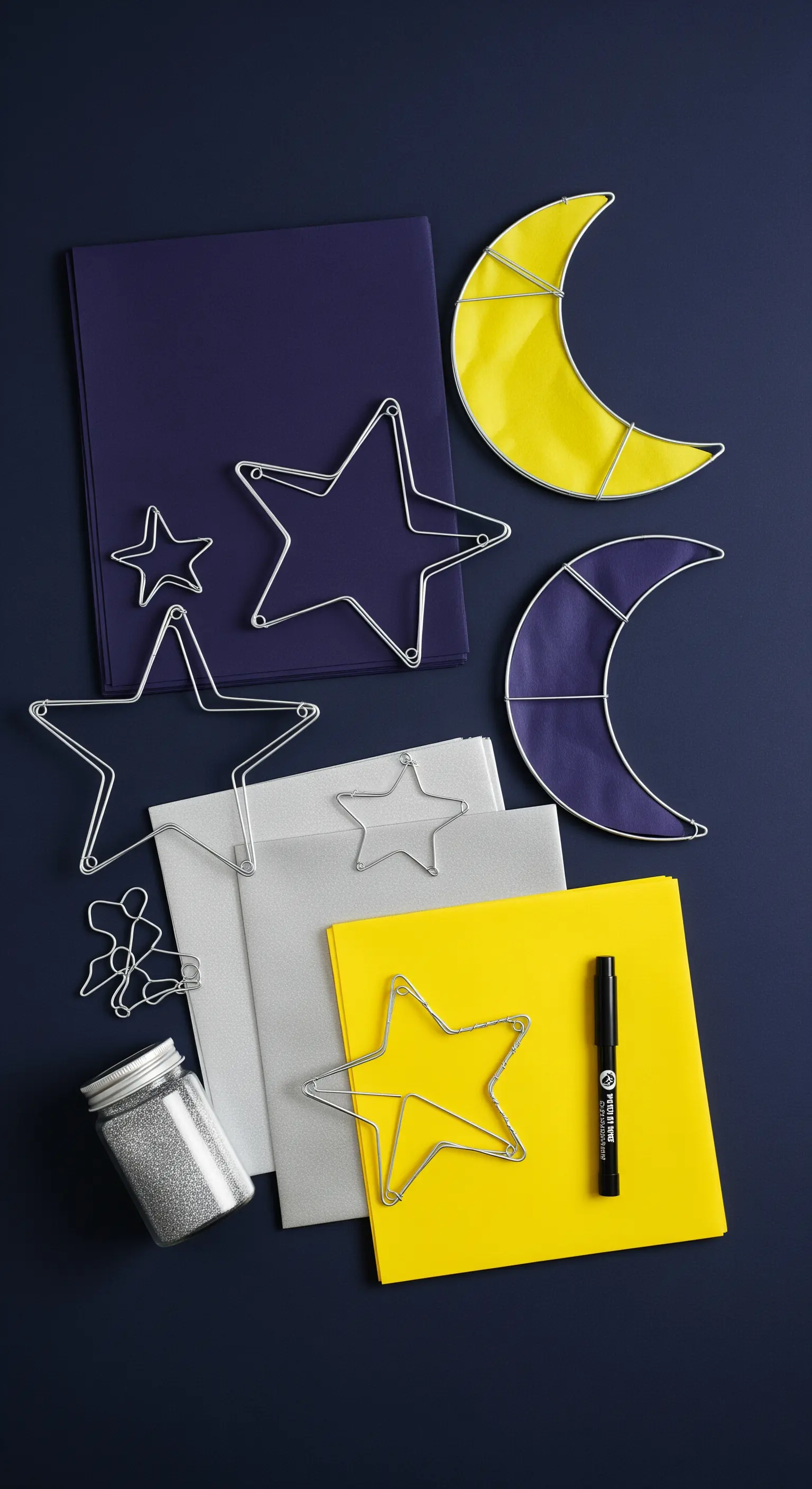 Materiali per lanterne celesti: telai in filo metallico a forma di stelle e lune e carta colorata.