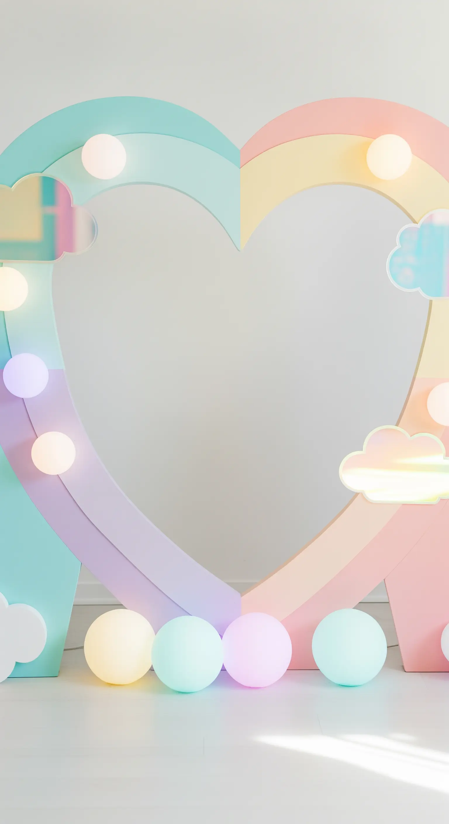 Cornice a forma di cuore arcobaleno con lampadine a globo e nuvole iridescenti.