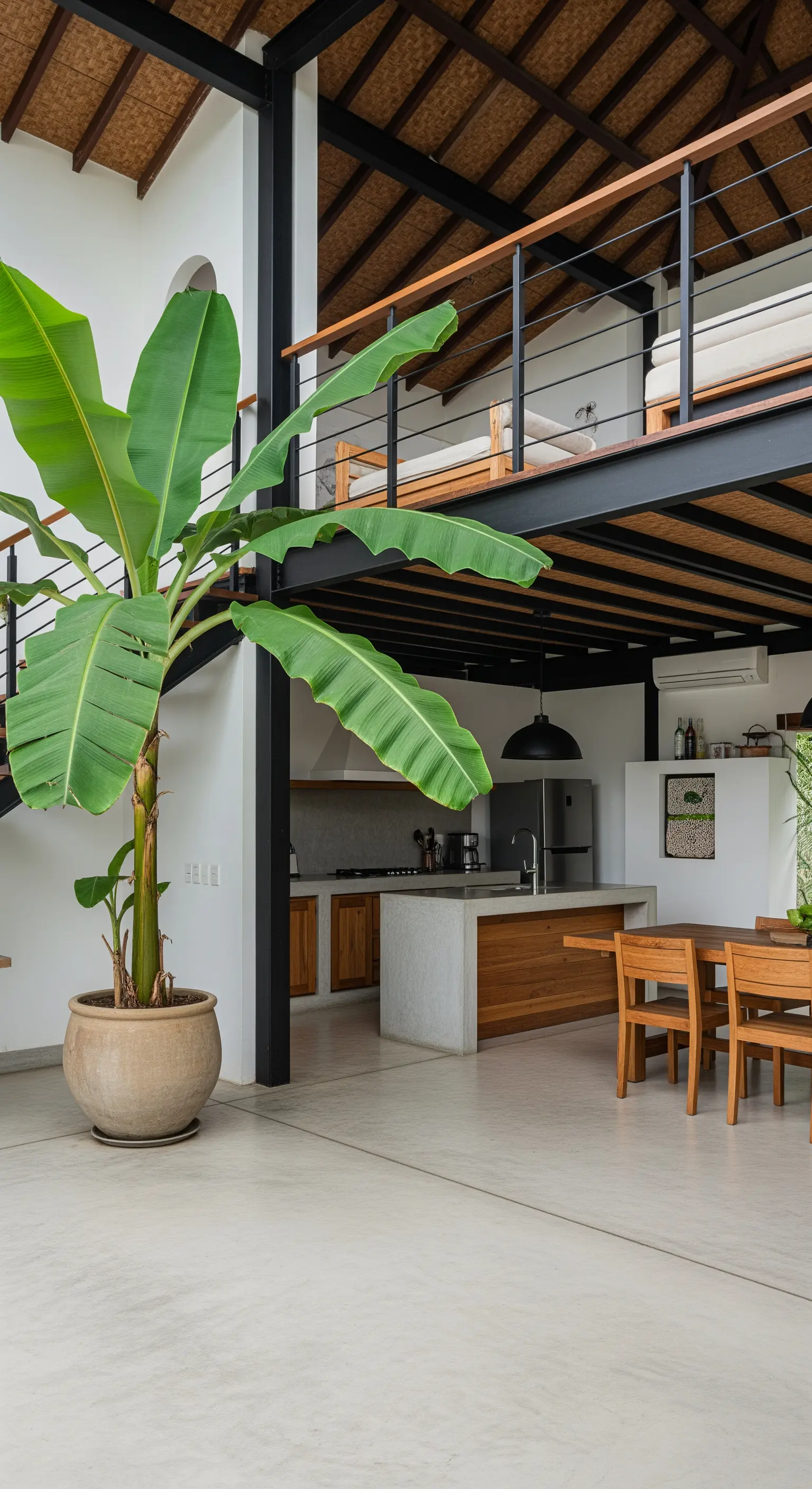 Grande banano in un loft open space per separare la cucina dal soggiorno.