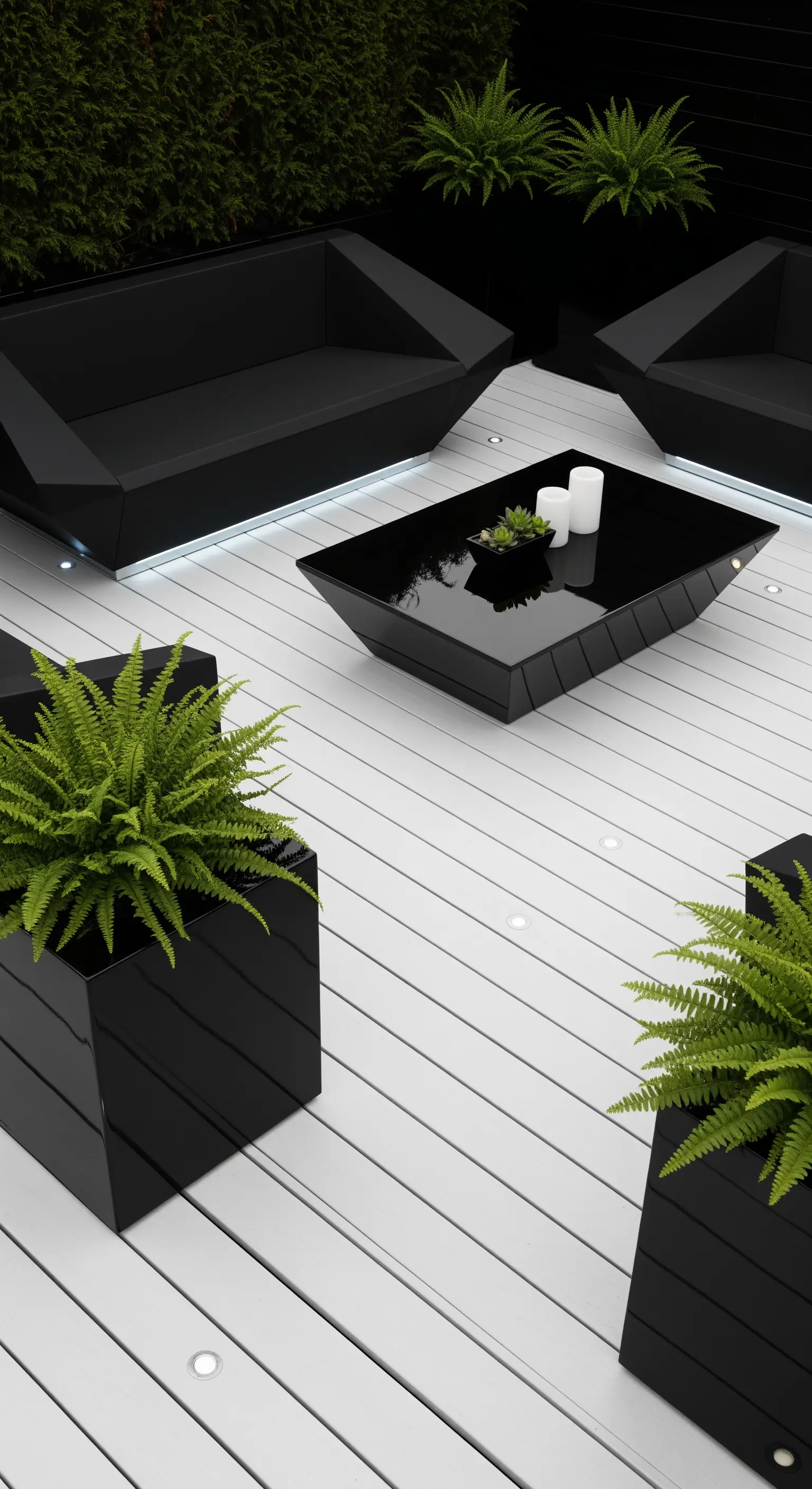 Patio con arredi neri geometrici, pavimento bianco e felci in vasi neri.