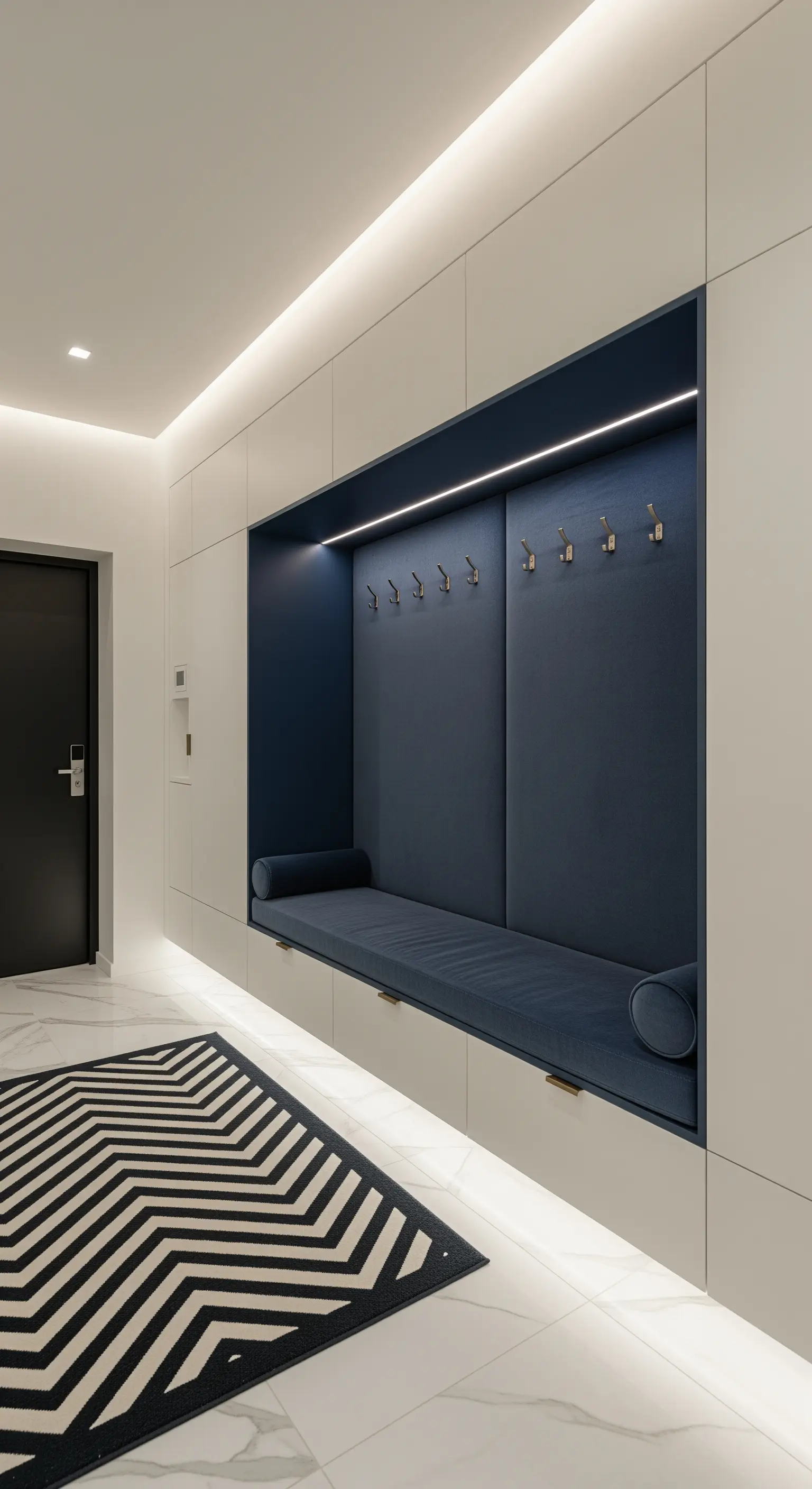 Nicchia d'ingresso moderna con pannelli imbottiti blu e illuminazione a LED integrata.