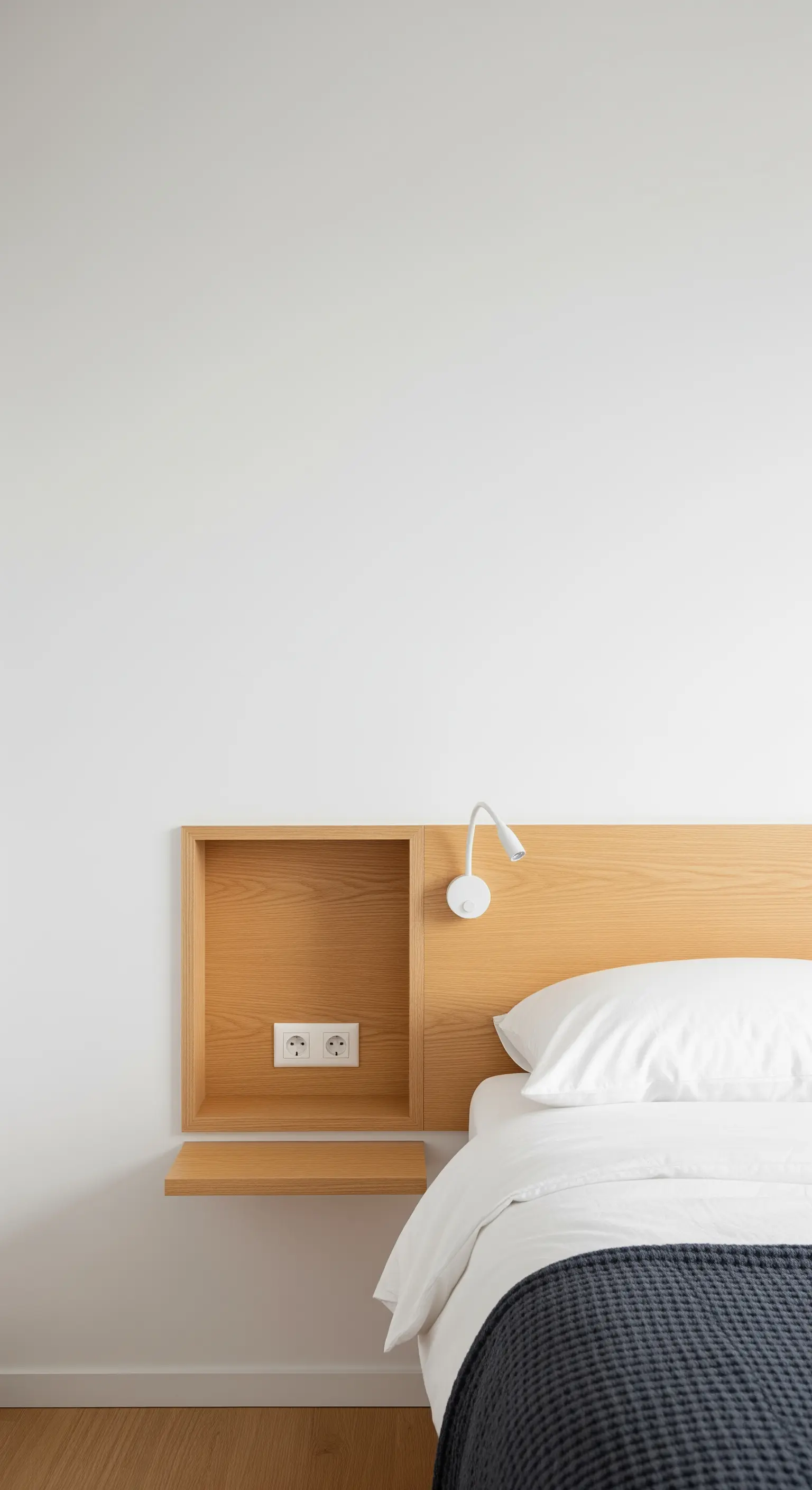 Testiera in legno con nicchia integrata, prese elettriche e luce da lettura.