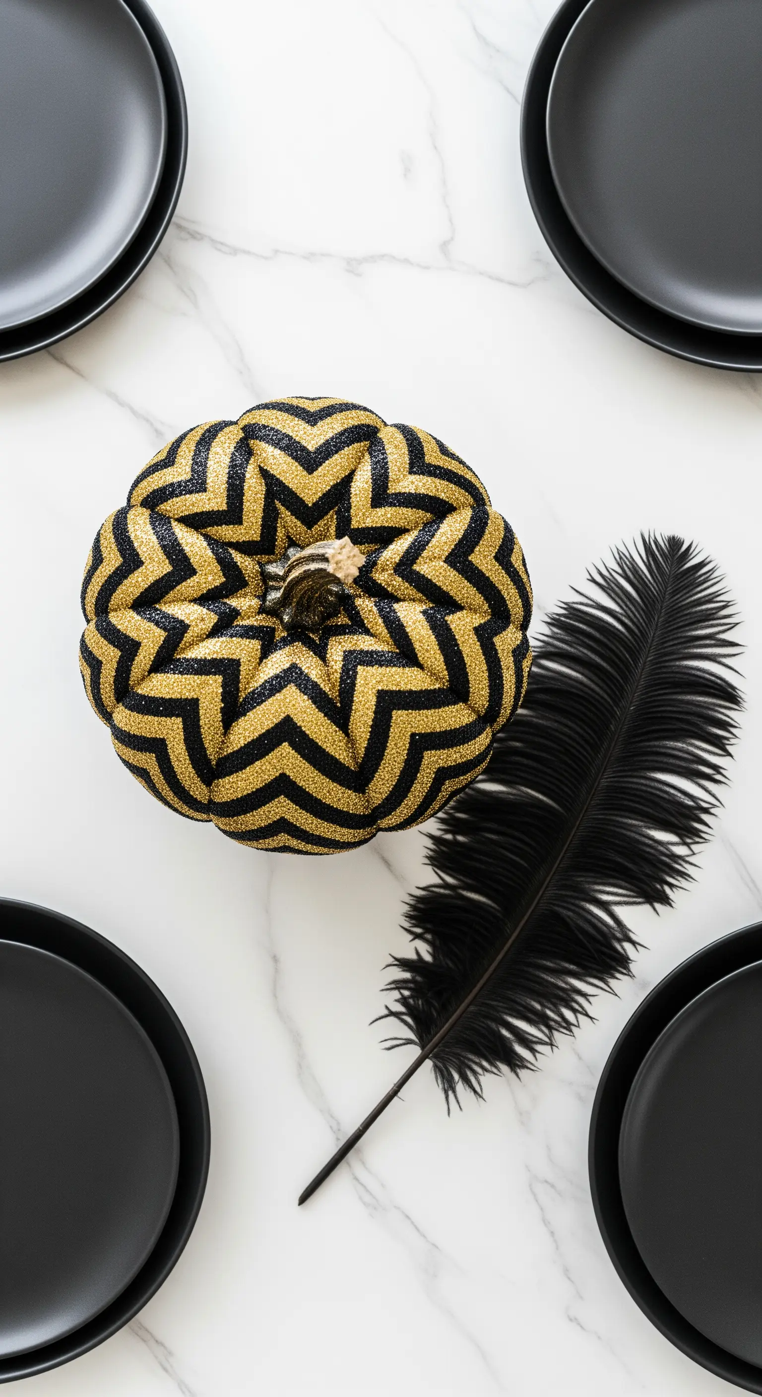 Zucca nera e oro glitterata con motivo a chevron.