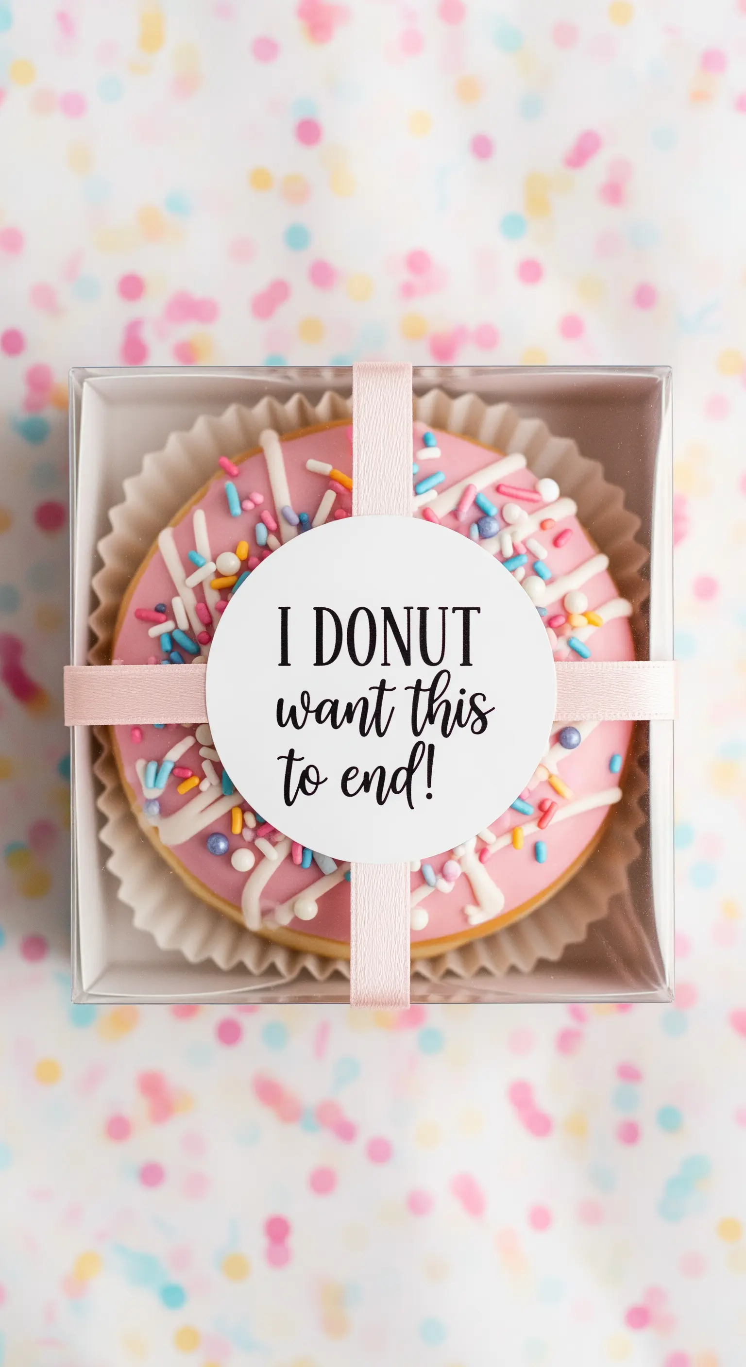 Ciambella glassata in una scatola trasparente con etichetta divertente per addio al nubilato.